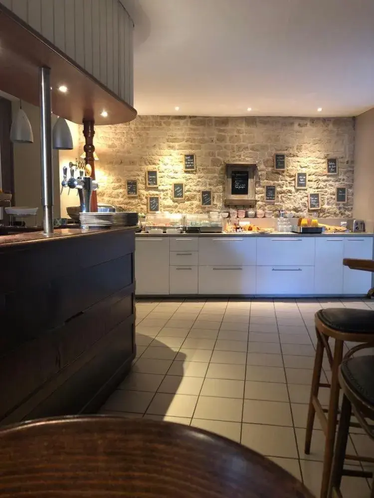 Lounge or bar, Kitchen/Kitchenette in Logis Hostellerie de l'Abbaye