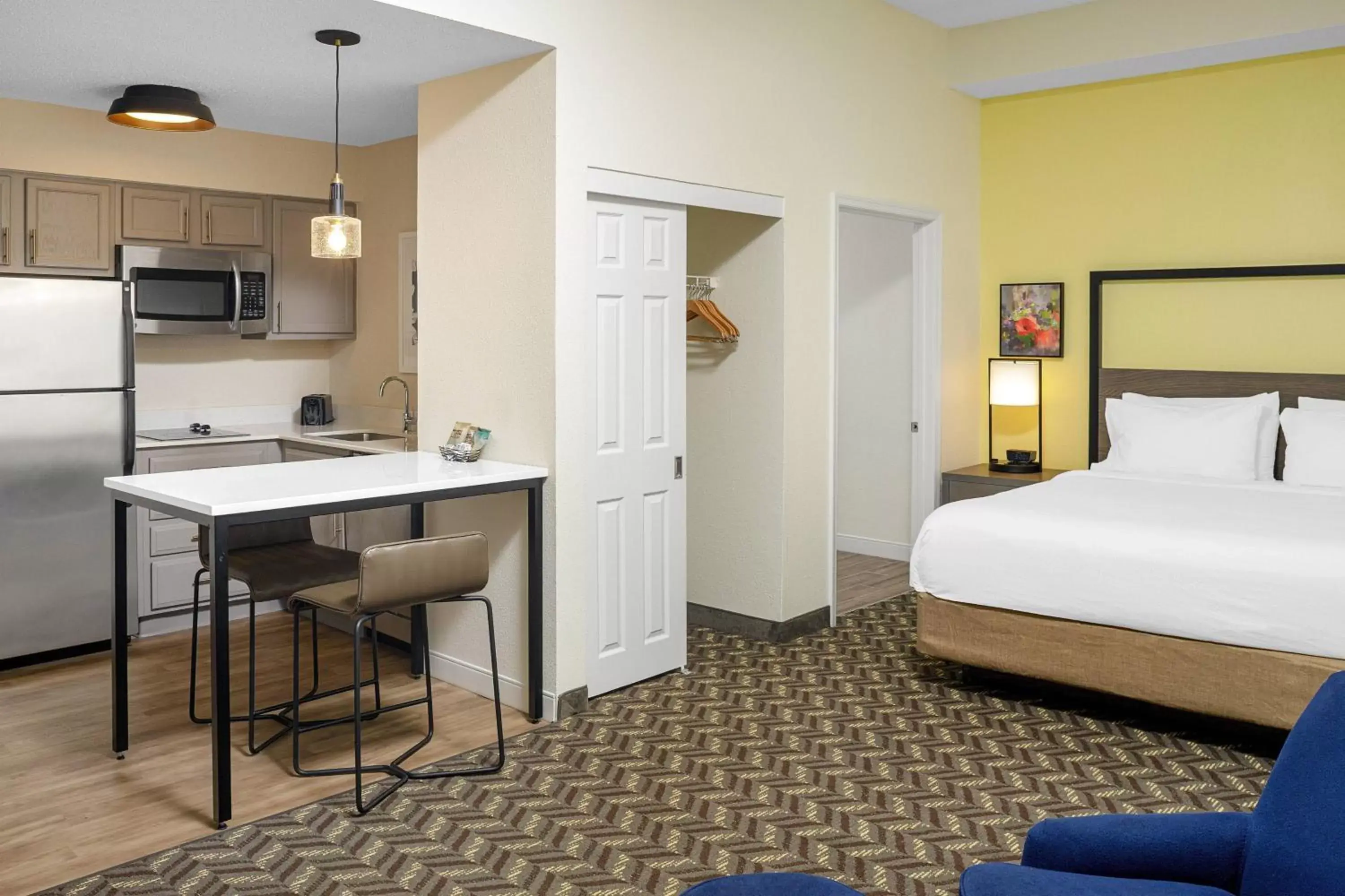 Photo of the whole room, Kitchen/Kitchenette in Residence Inn New Rochelle