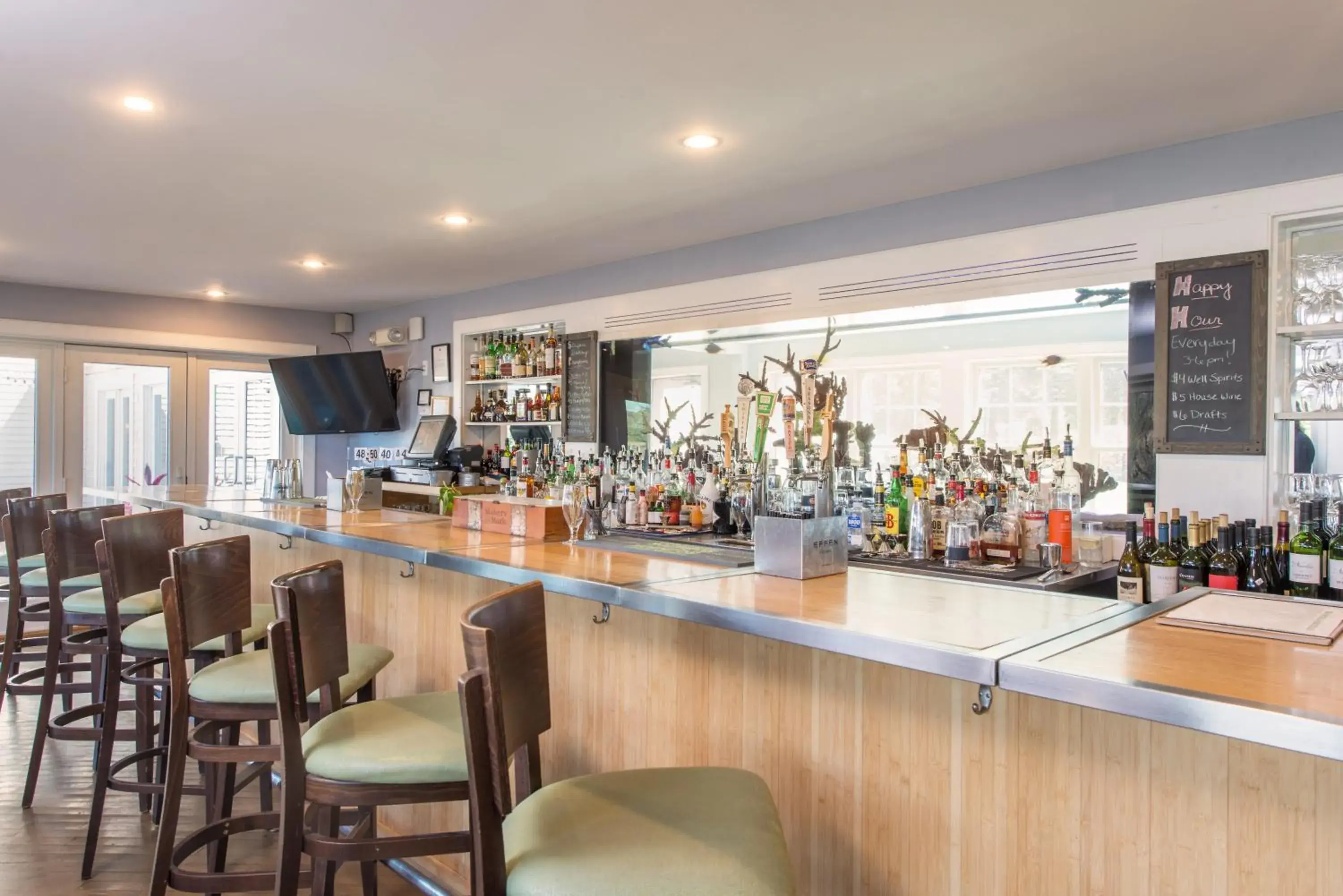 Lounge or bar in Breakwater Inn Lounge or bar in Breakwater Inn