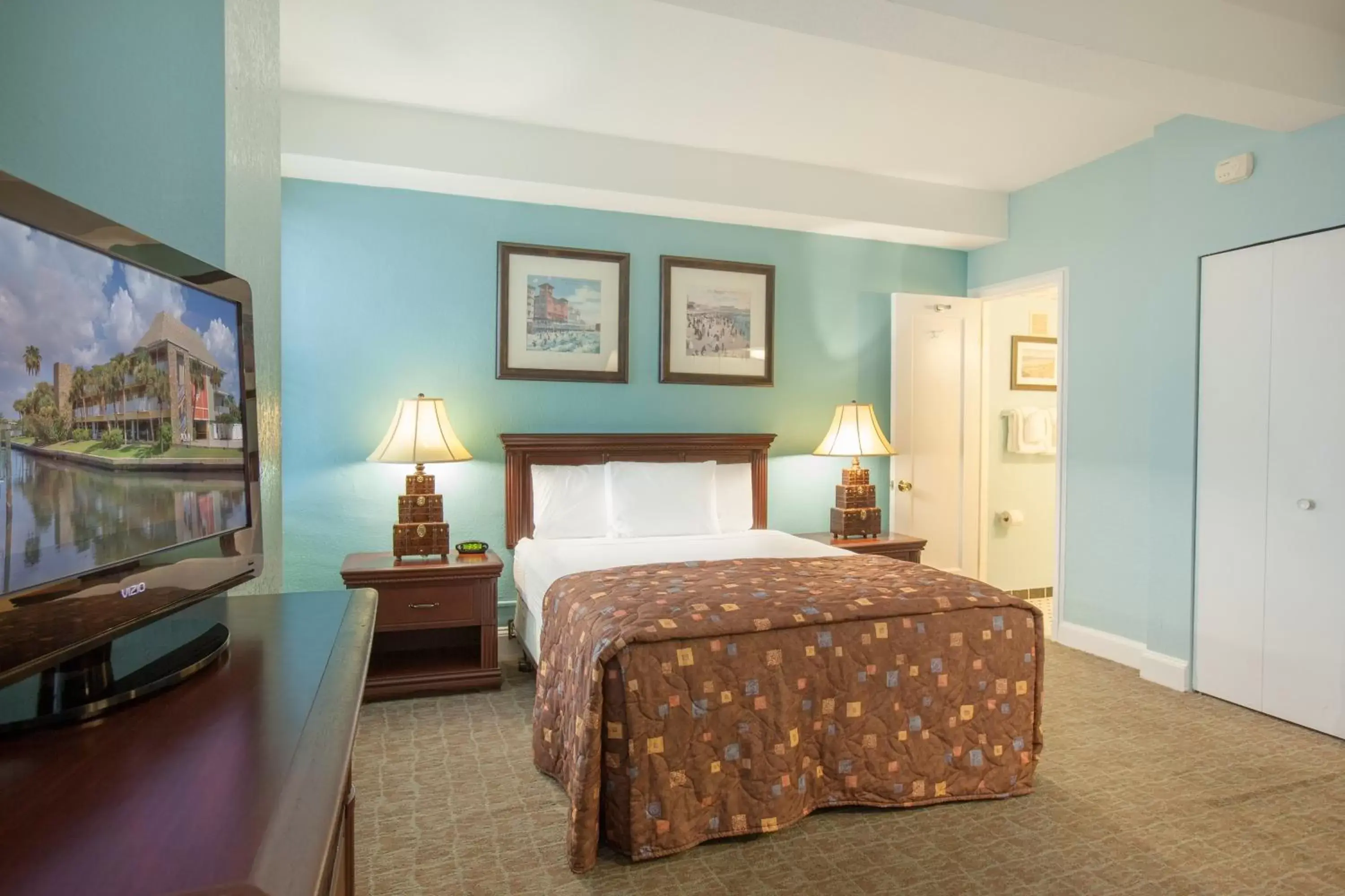 Bedroom, Bed in Legacy Vacation Resorts - Brigantine Beach