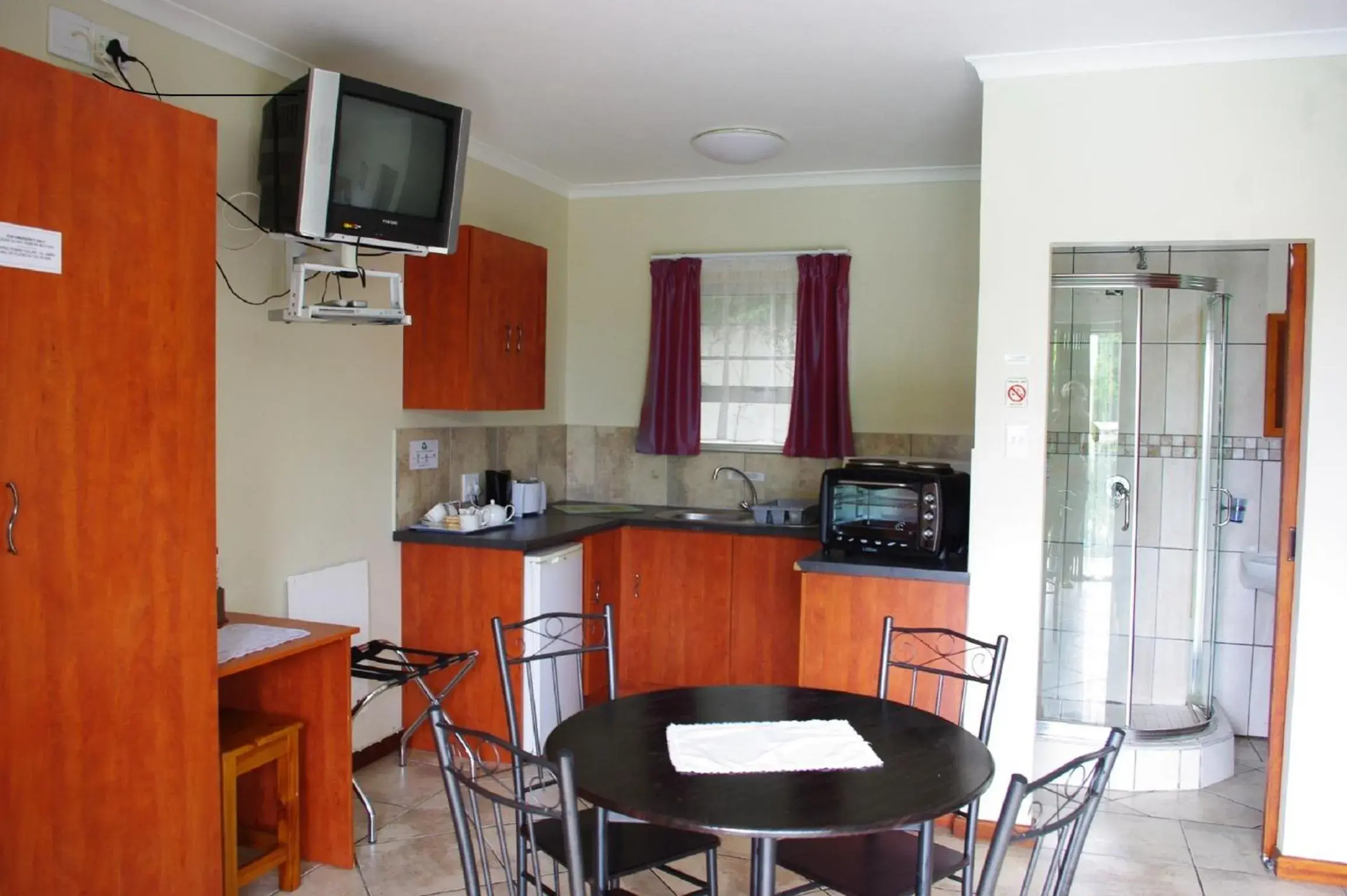 Kitchen or kitchenette, Kitchen/Kitchenette in Aqua Marine Guest House