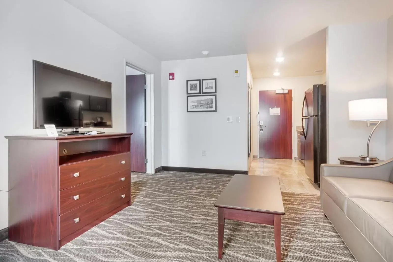 TV and multimedia, Kitchen/Kitchenette in Cobblestone Hotel & Suites - Janesville