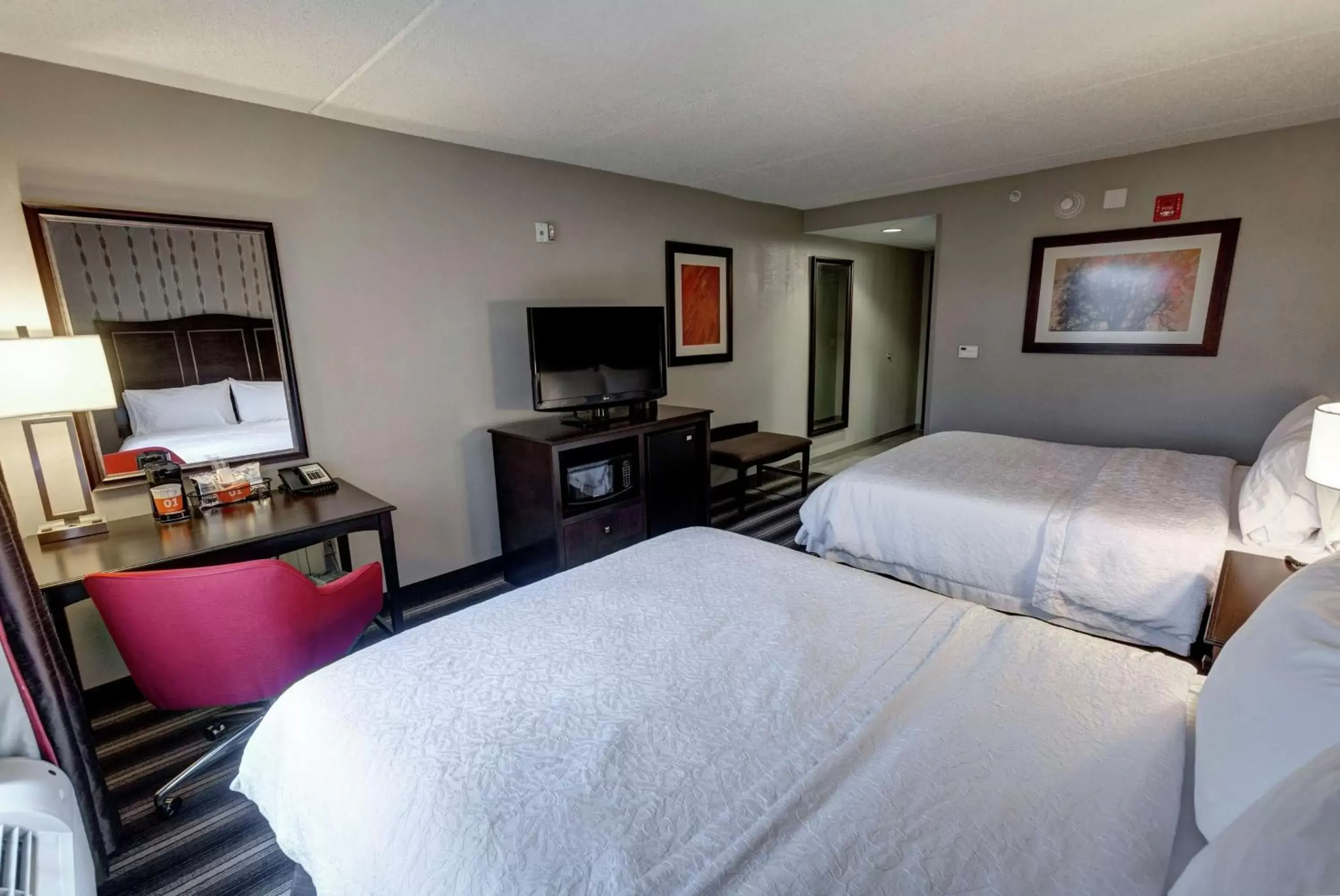 Bedroom, Bed in Hampton Inn Neptune Bedroom, Bed in Hampton Inn Neptune