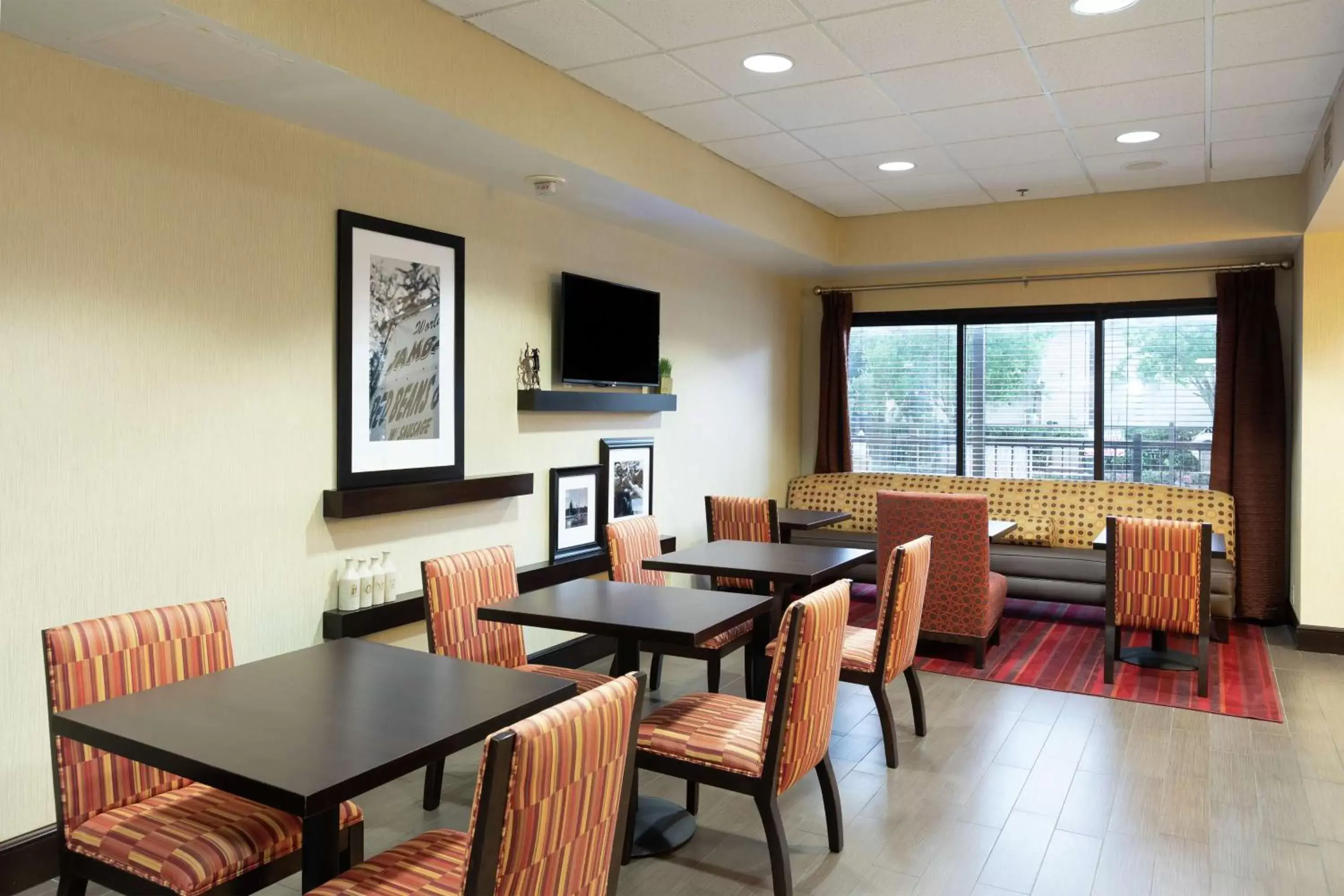 Dining area in Hampton Inn Houma