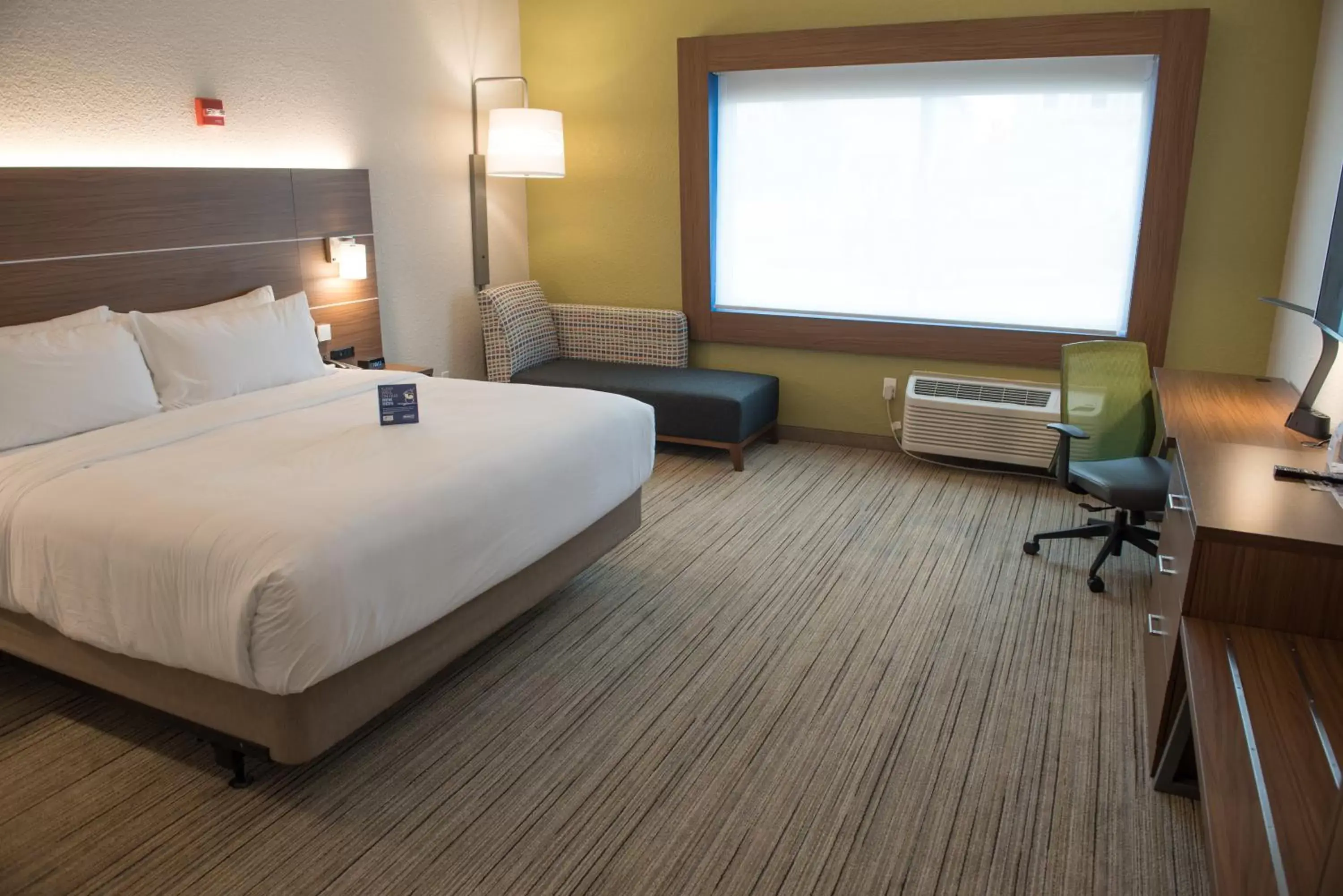 Photo of the whole room, Bed in Holiday Inn Express & Suites - Orland Park Mokena, an IHG Hotel