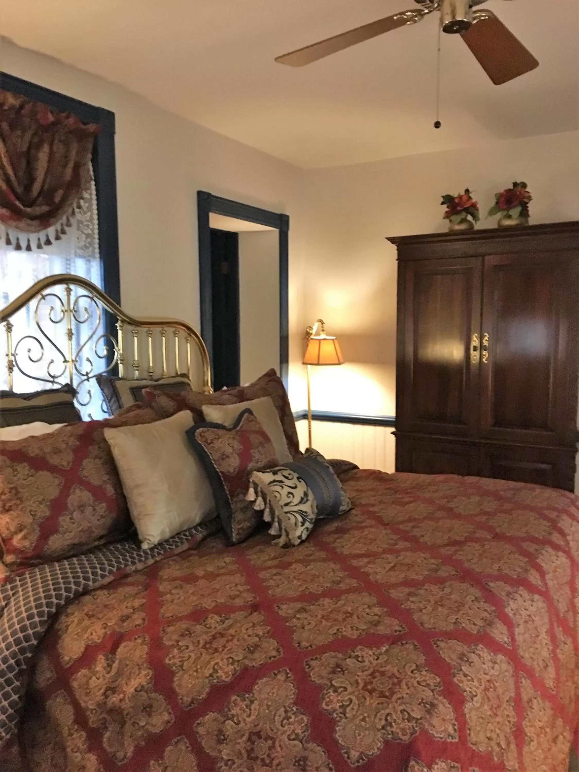 Bed in Parsonage Inn Bed and Breakfast