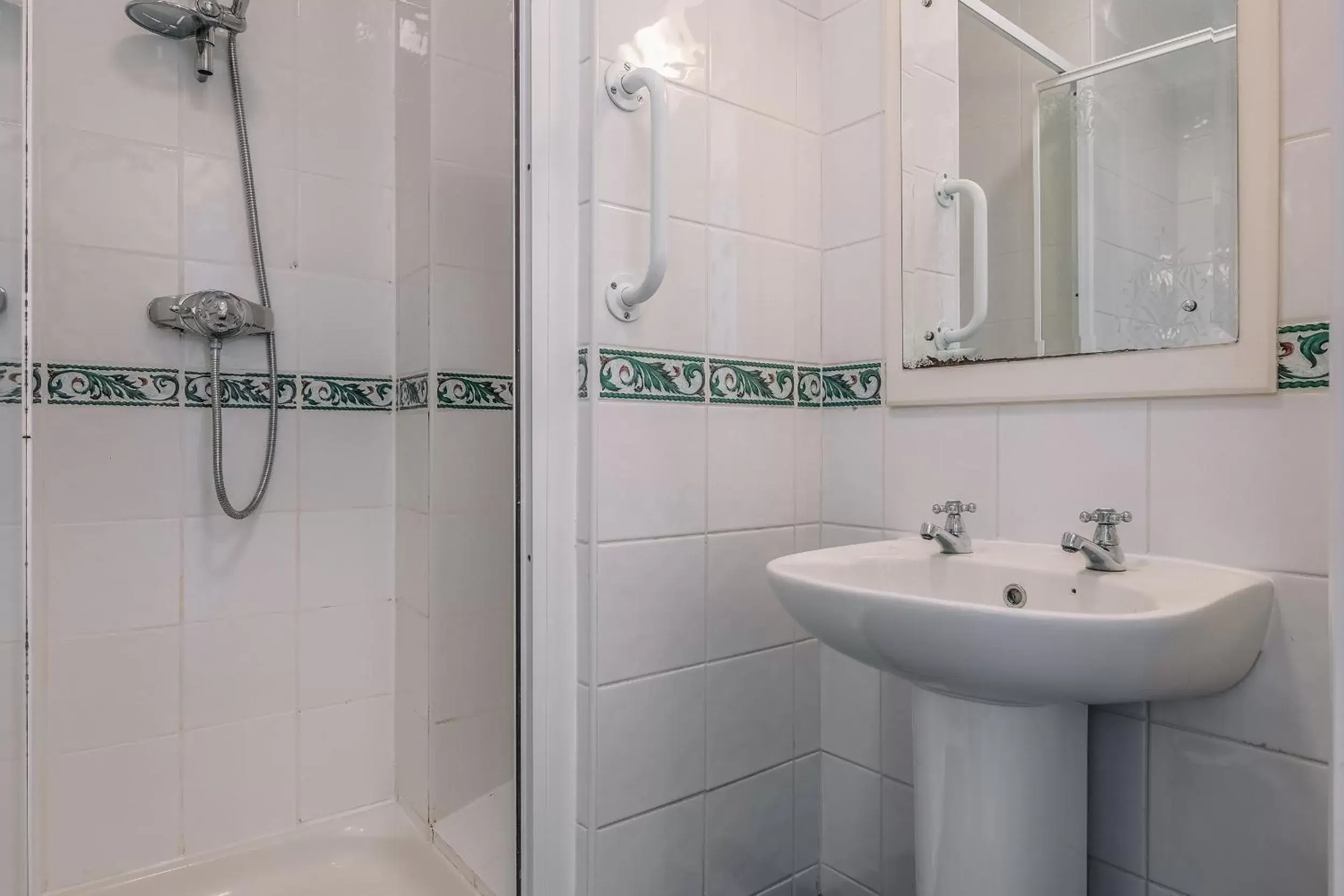 Bathroom in Muthu Westcliff Hotel (Near London Southend Airport)