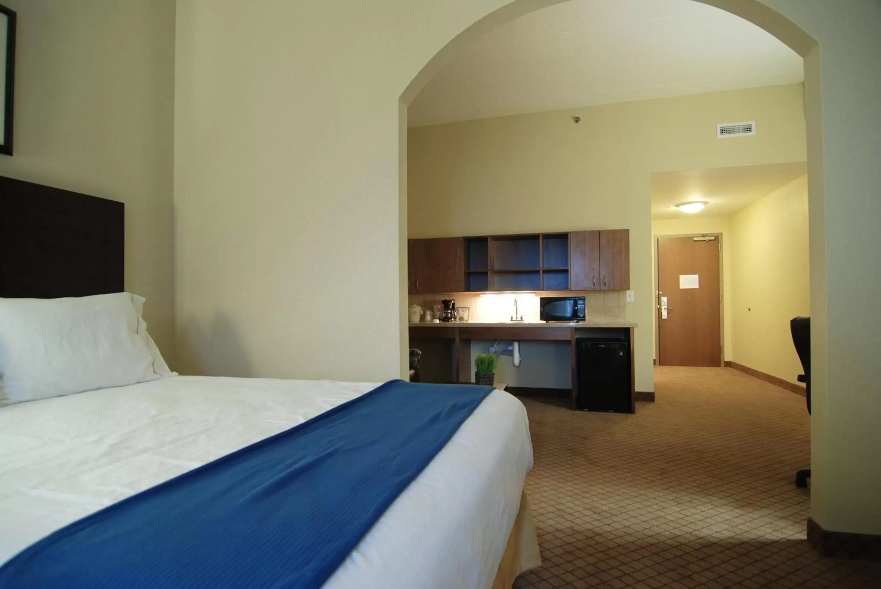 Photo of the whole room, Bed in Holiday Inn Express Hotel & Suites Mankato East, an IHG Hotel