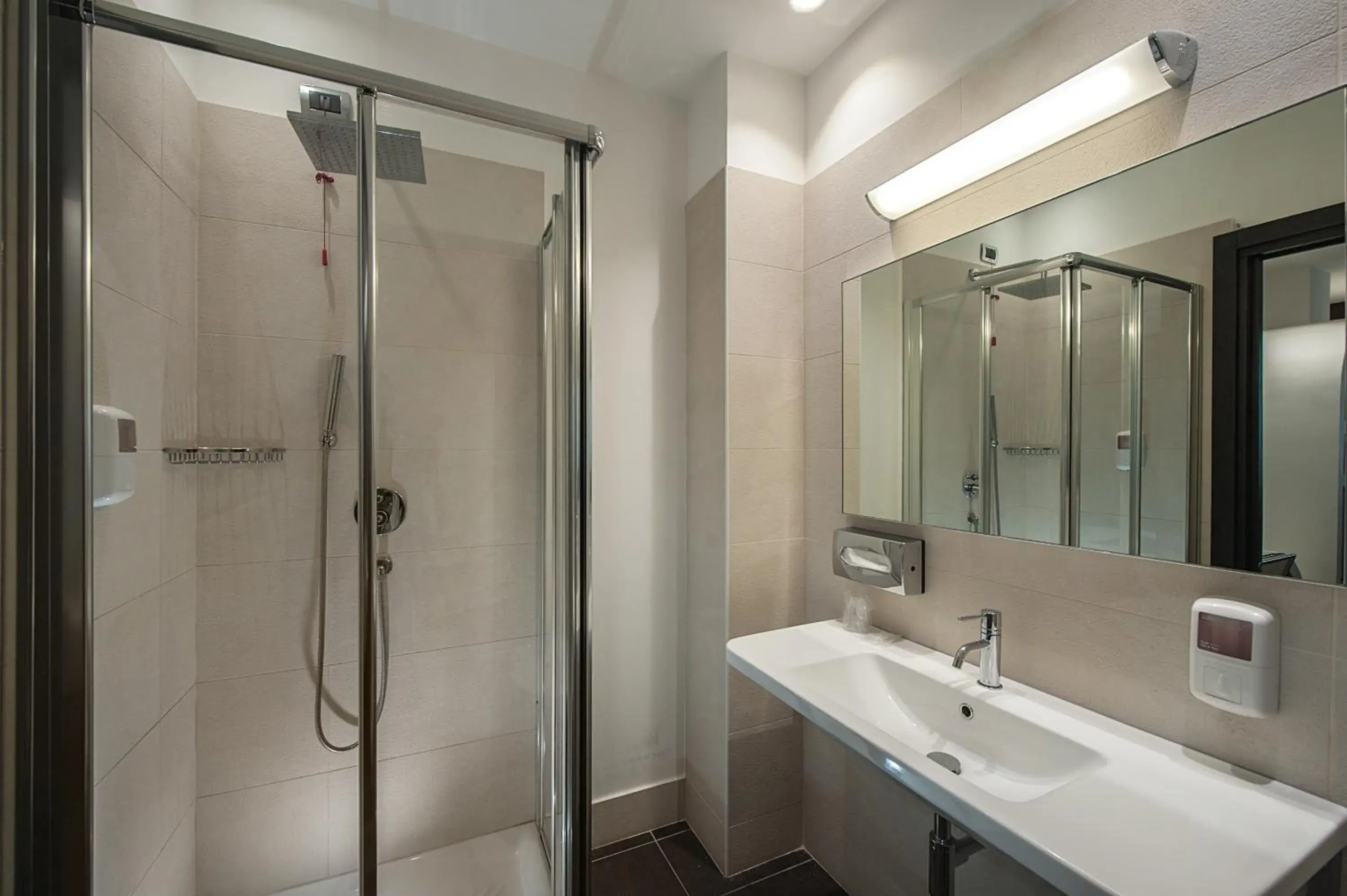 Shower, Bathroom in Hotel Testani Frosinone