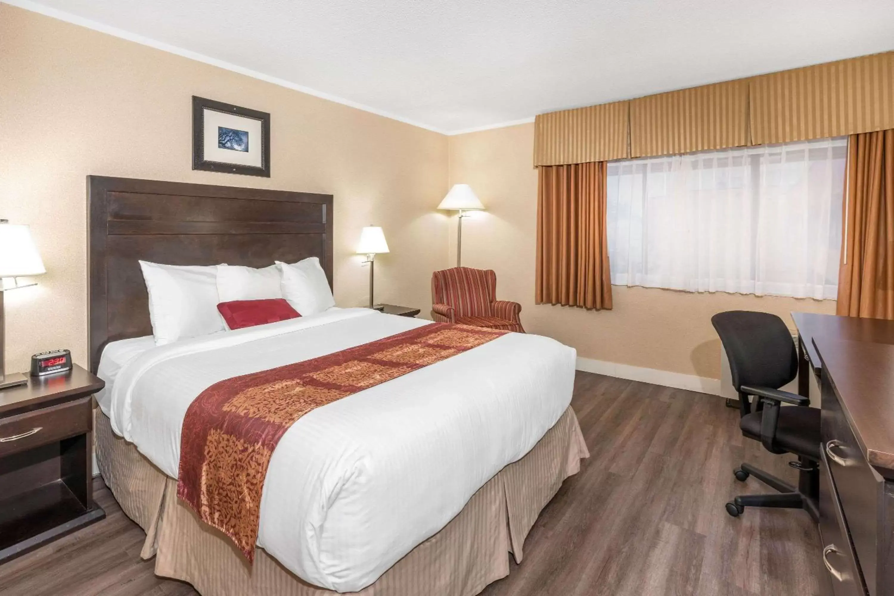 Photo of the whole room, Bed in Ramada by Wyndham Coquitlam