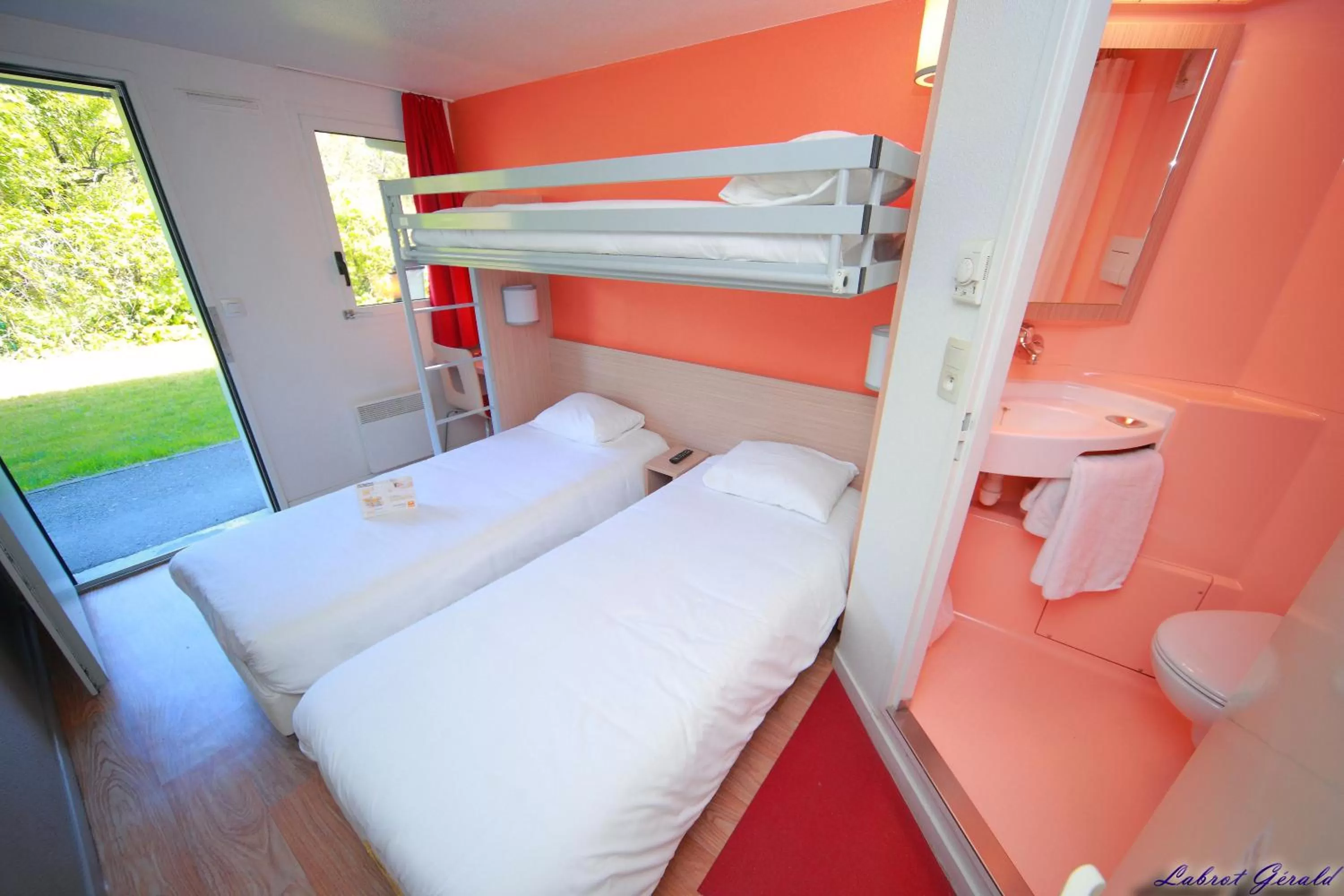 Photo of the whole room, Bed in Premiere Classe Ales - Anduze