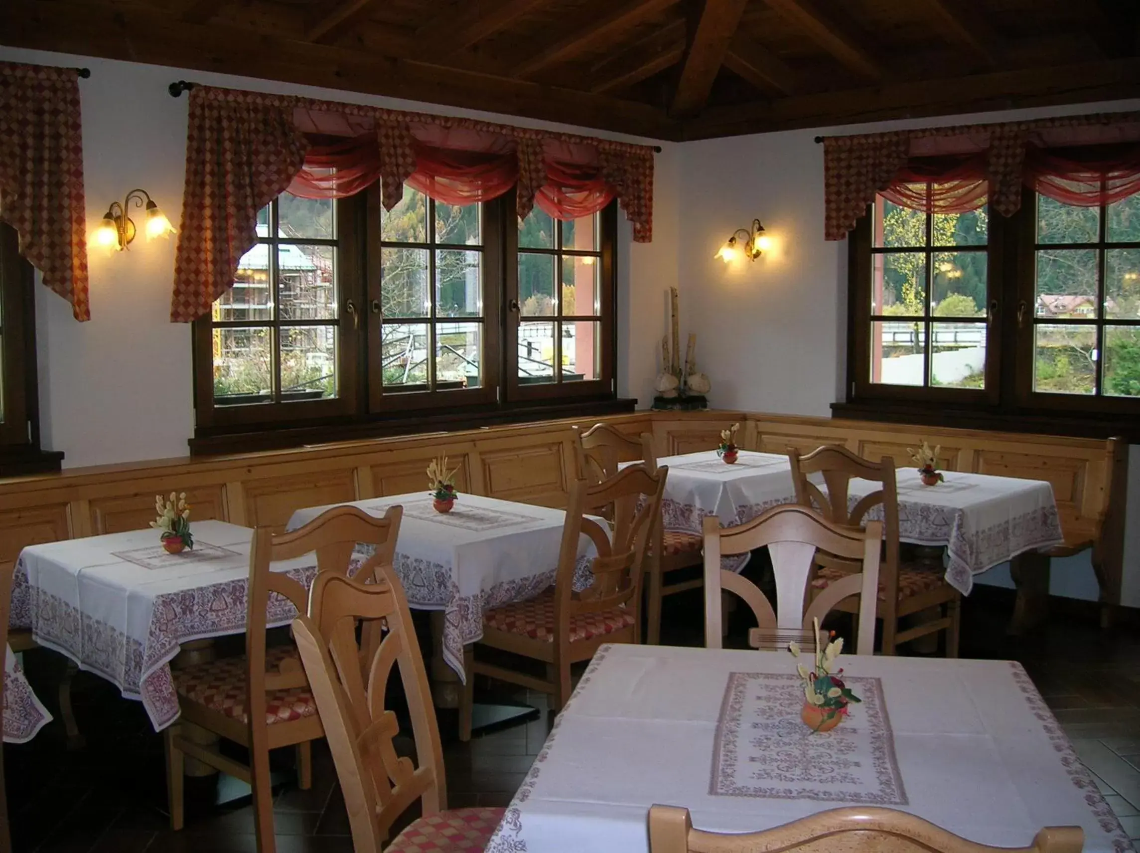 Restaurant/Places to Eat in Hotel Villa Fosine