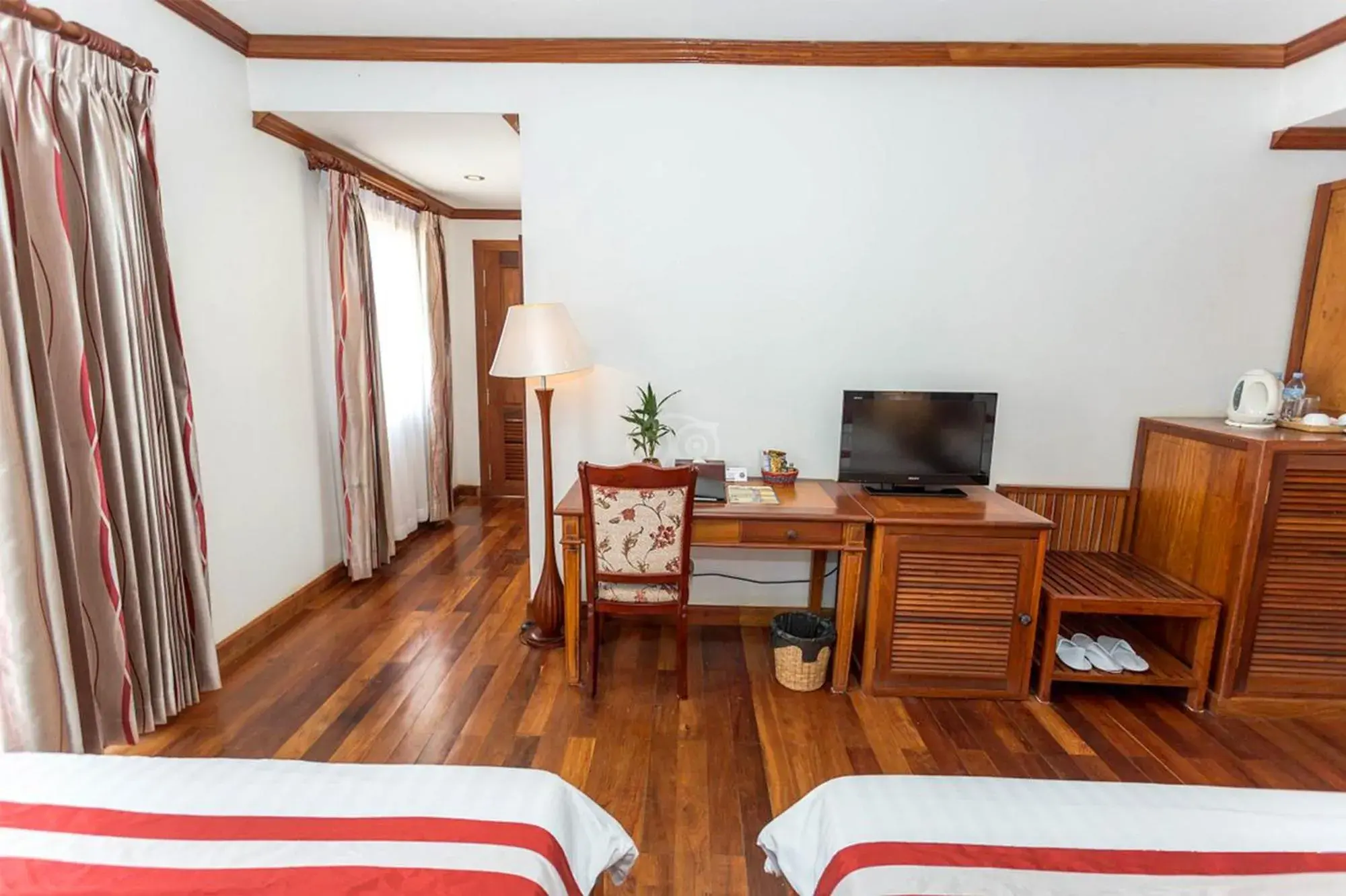 Bed, TV/Entertainment Center in Cheathata CTA Hotel Siem Reap