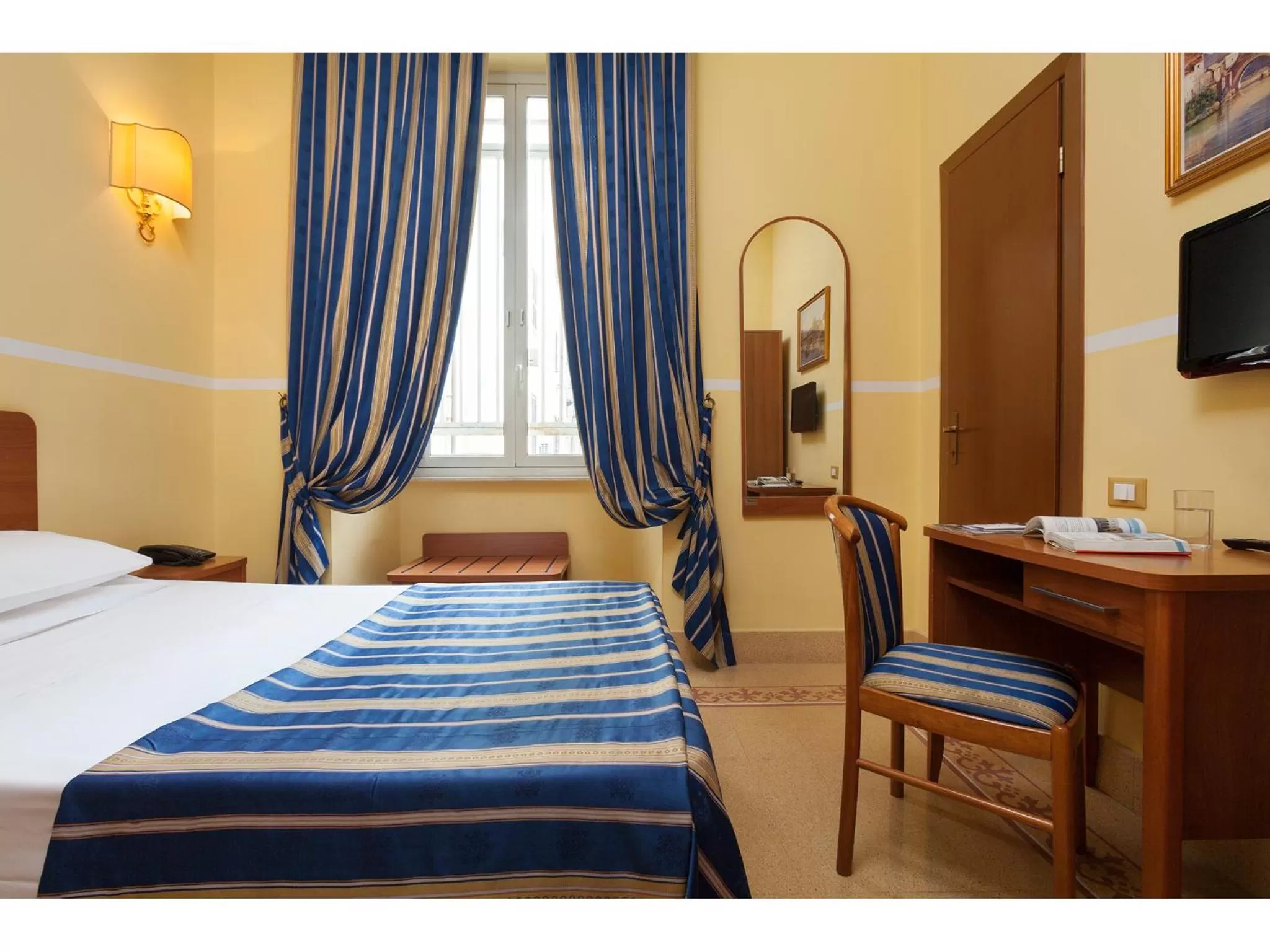 Photo of the whole room, Bed in Hotel Kennedy