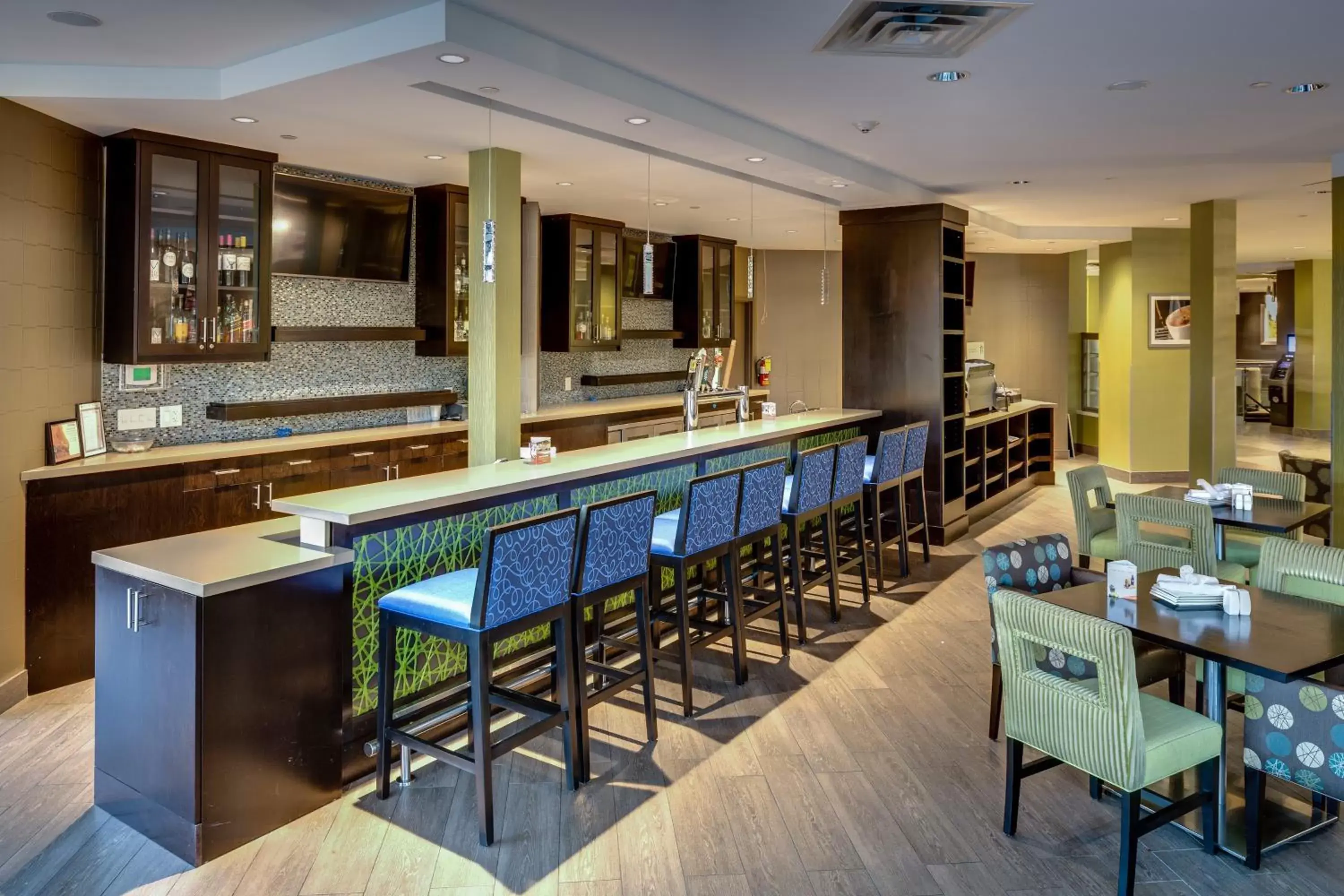 Lounge or bar, Restaurant/Places to Eat in Holiday Inn Sudbury, an IHG Hotel