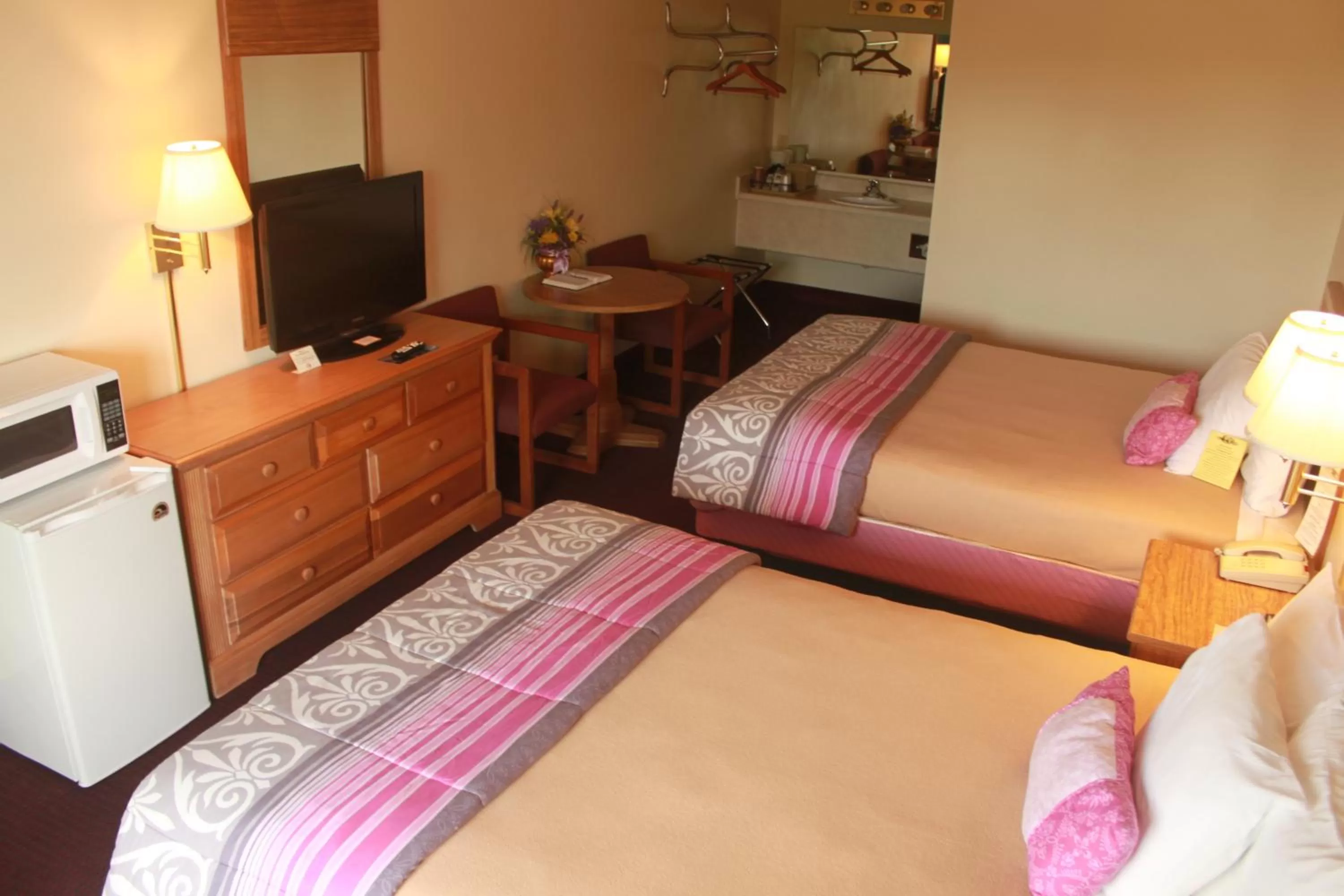 Bathroom, Bed in Ozark Valley Inn