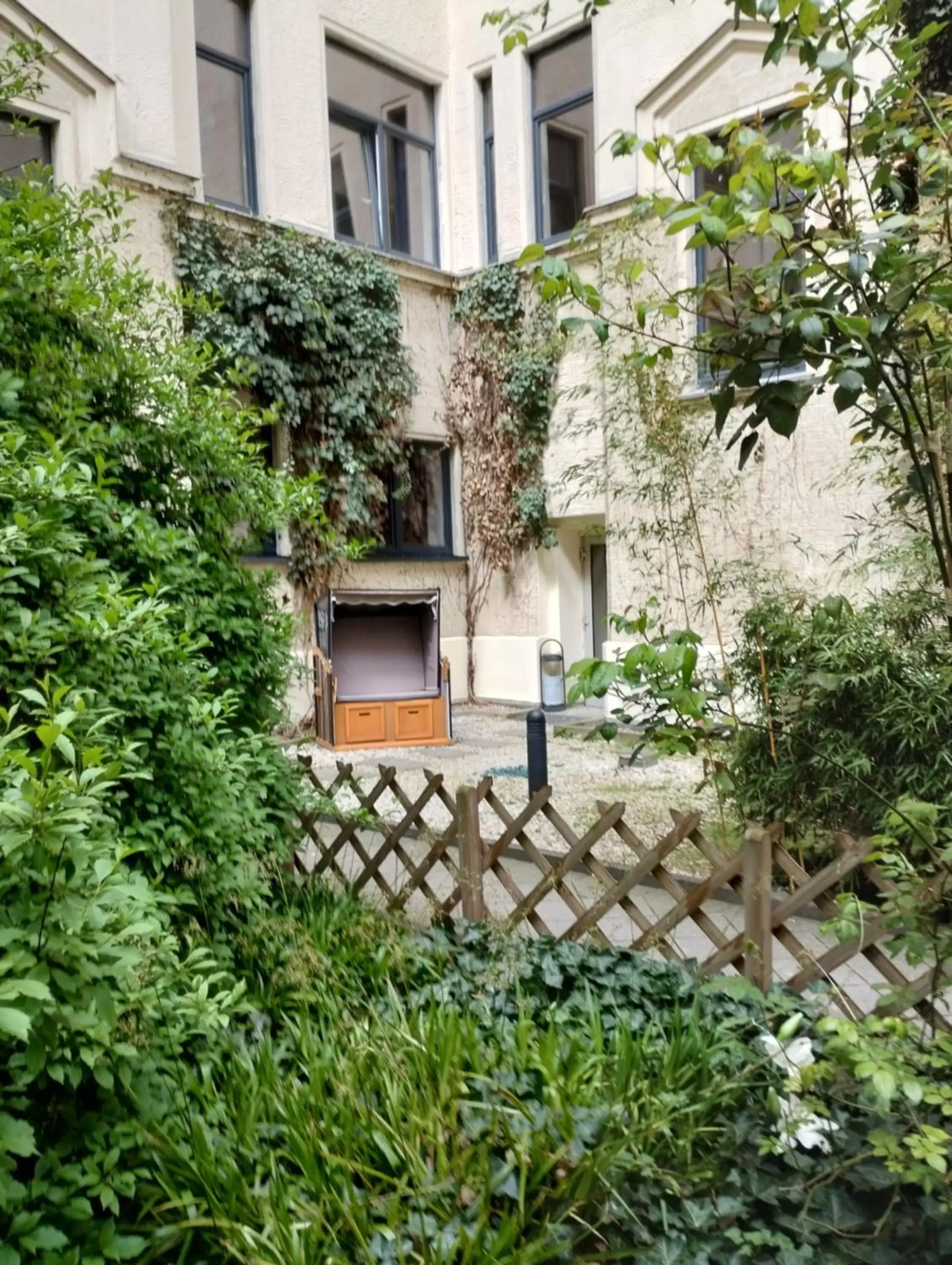 Garden, Property Building in acama Hotel & Hostel Kreuzberg