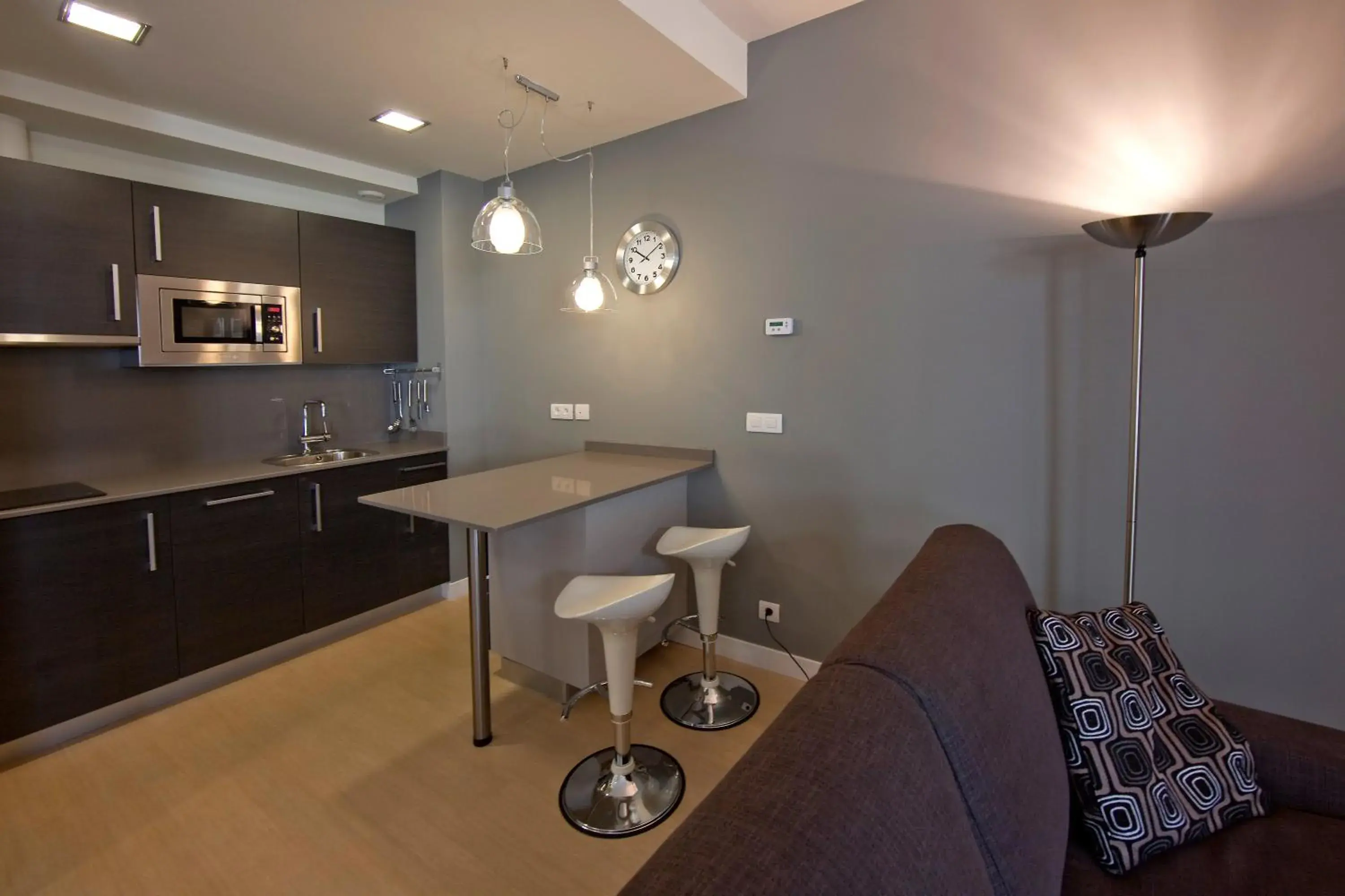 Kitchen or kitchenette, Seating Area in Irenaz Vitoria Apartamentos