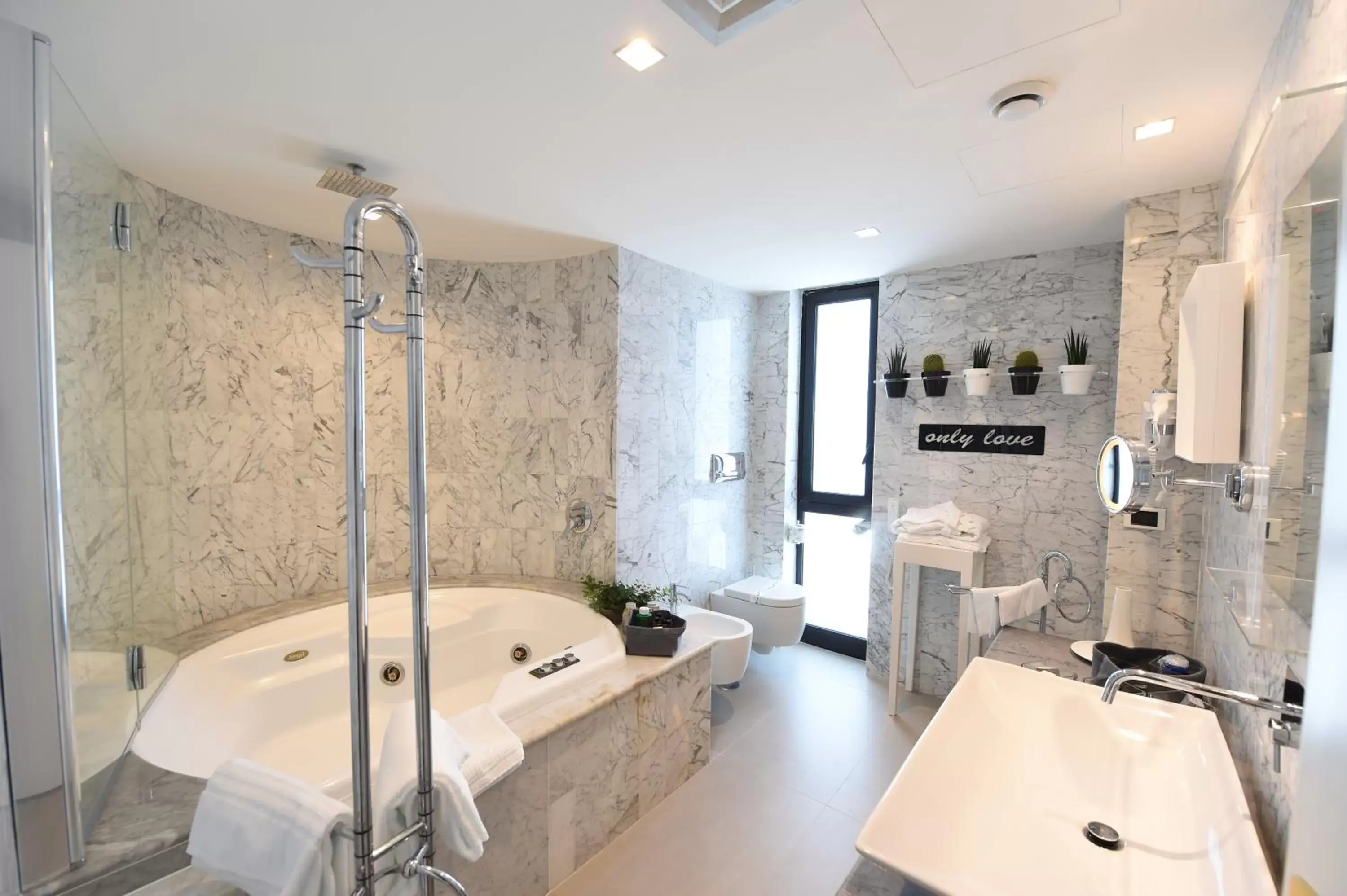 Hot Tub, Bathroom in Mec Paestum Hotel