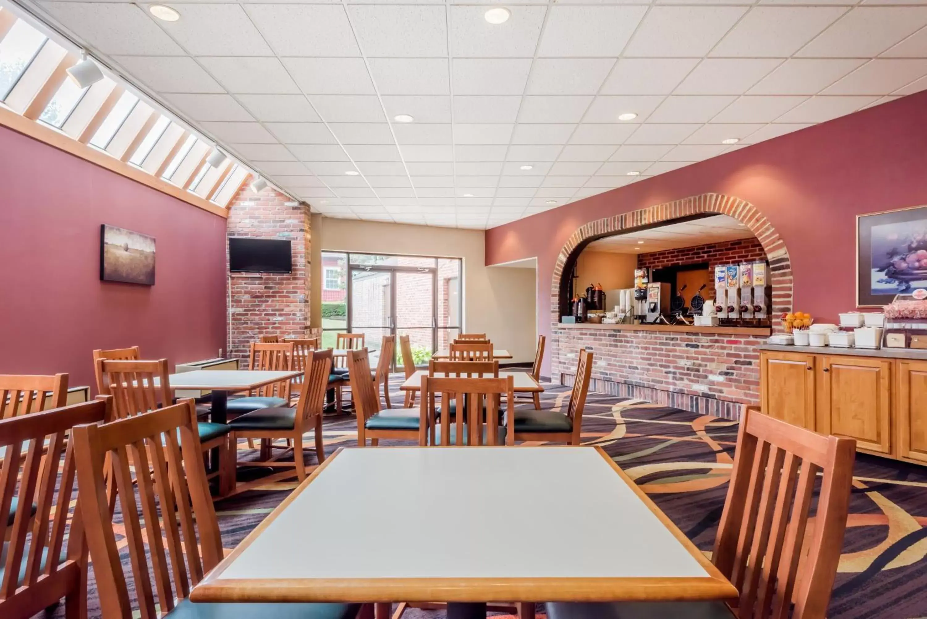 Continental breakfast, Restaurant/Places to Eat in Super 8 by Wyndham State College