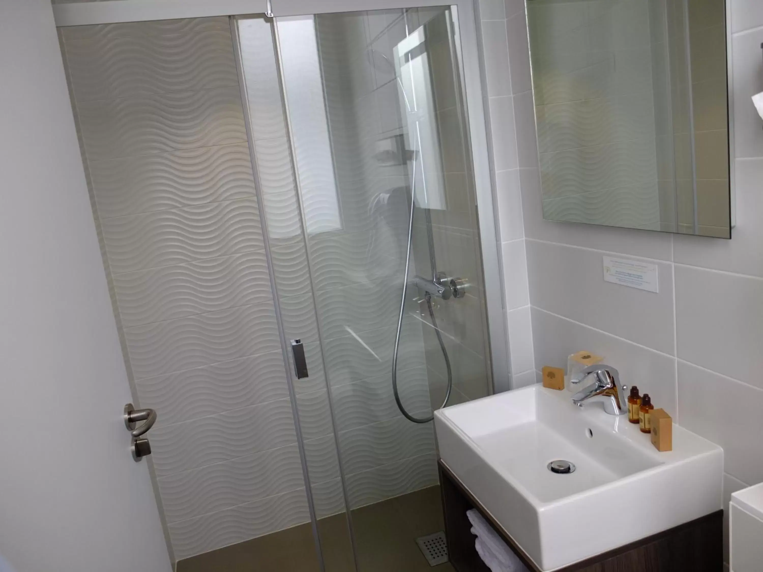 Shower, Bathroom in Hotel de Flore