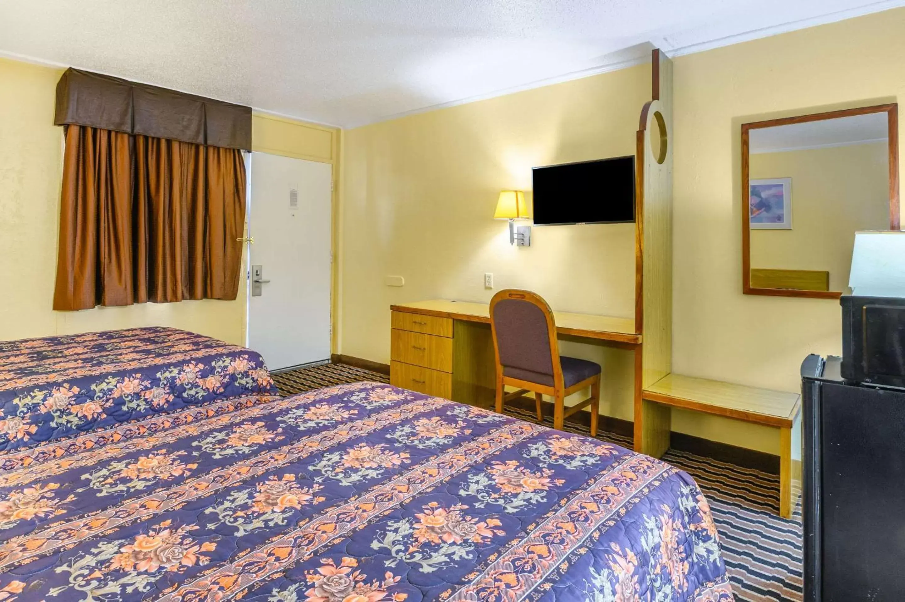 Photo of the whole room, Bed in Rodeway Inn