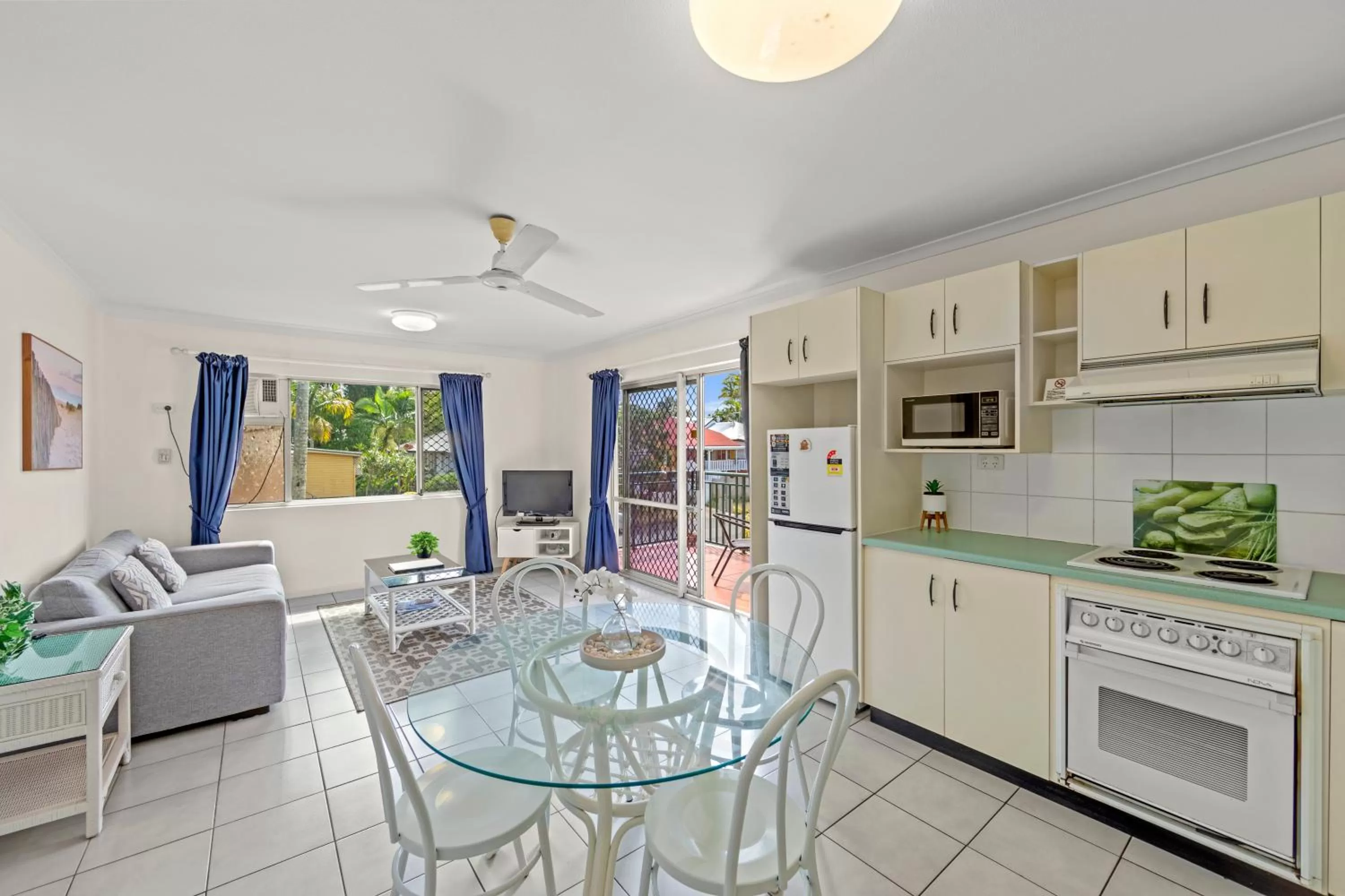 Kitchen or kitchenette in Koala Court Holiday Apartments