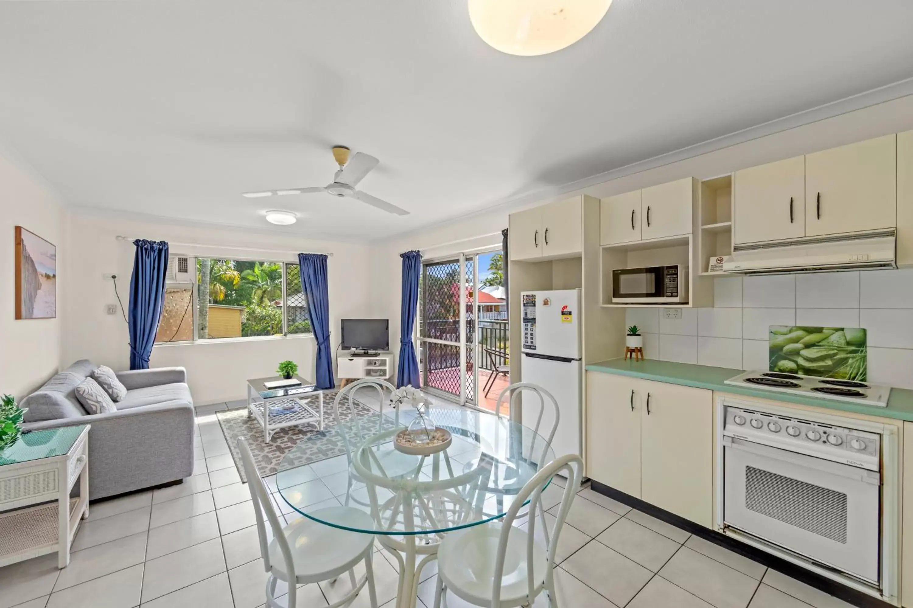 Kitchen or kitchenette, Dining Area in Koala Court Holiday Apartments