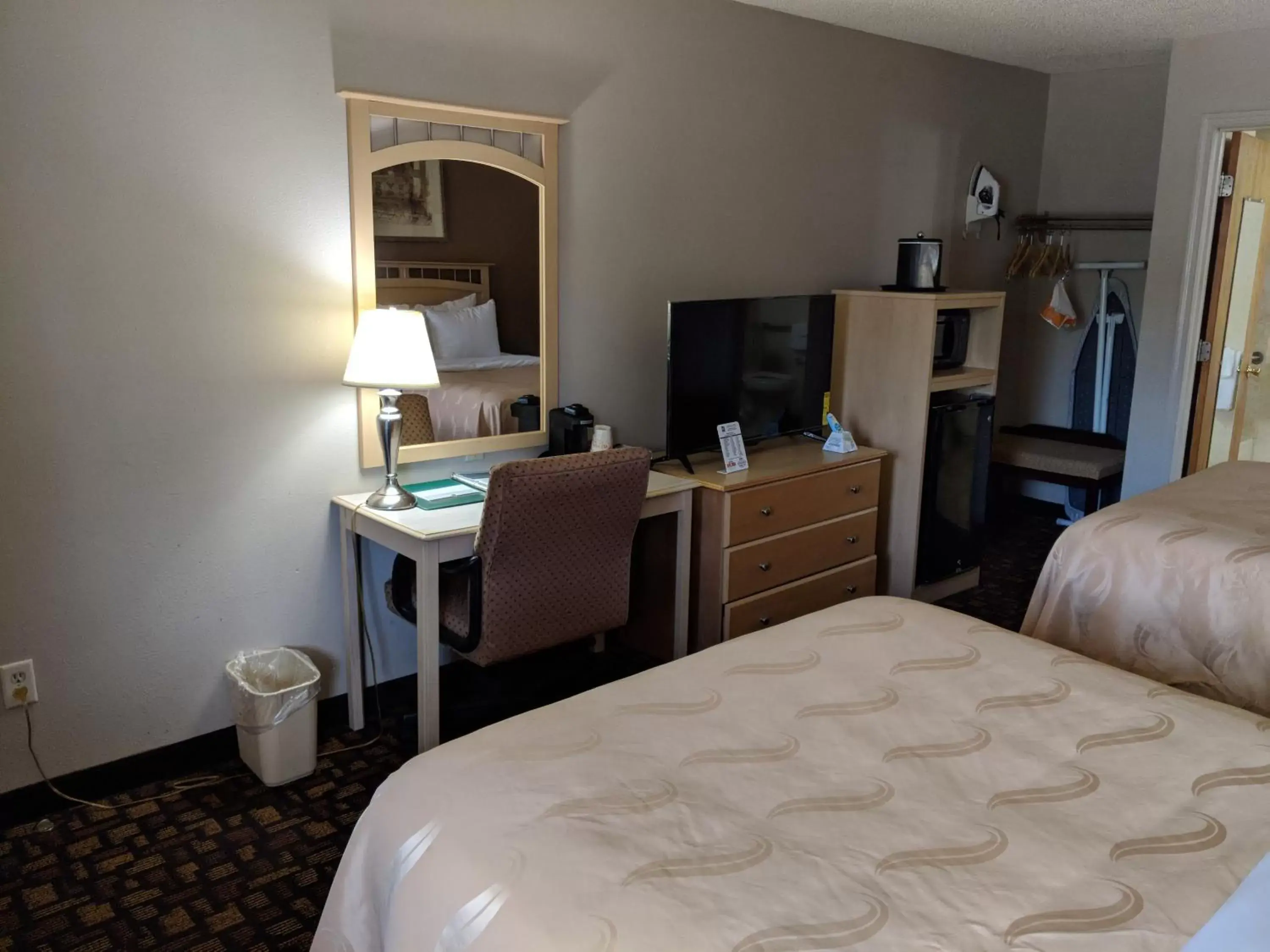 TV and multimedia, Bed in Quality Inn Salem - I-81