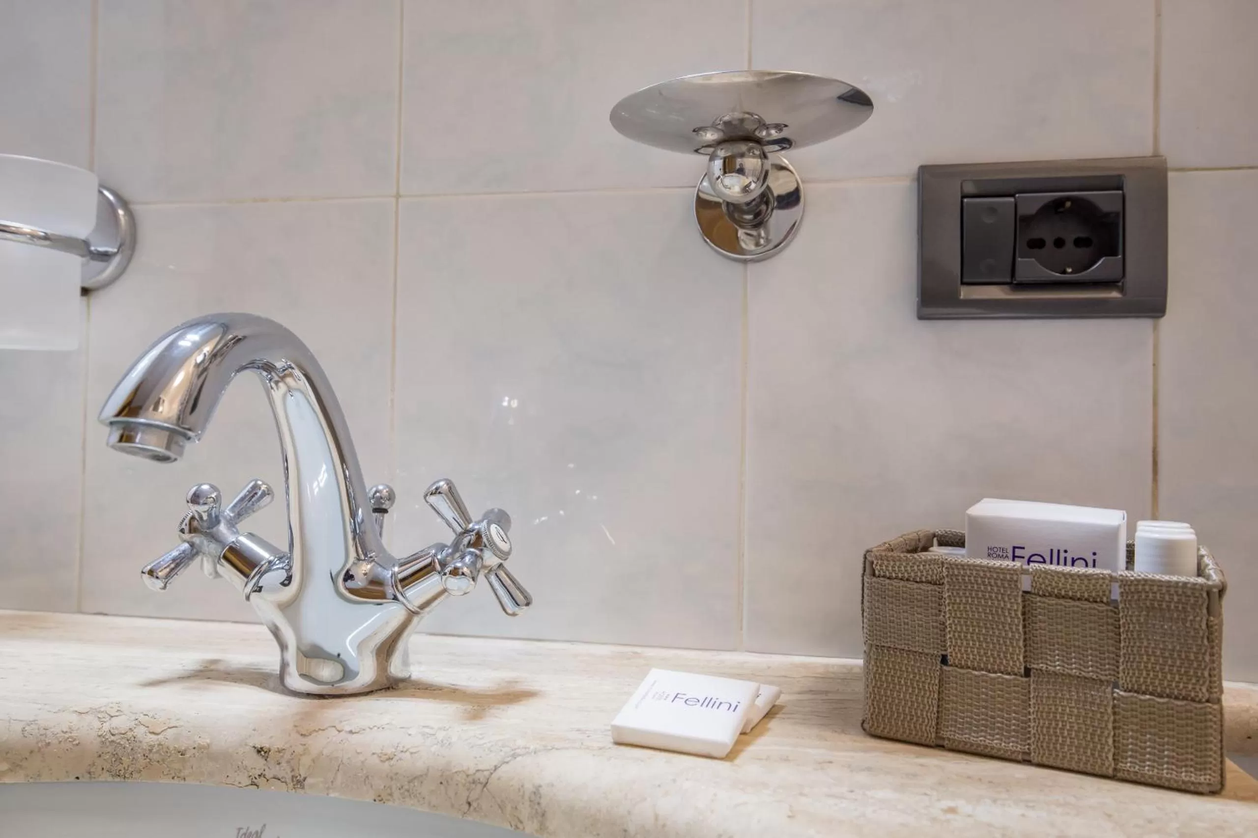 Bathroom in Hotel Fellini a Fontana di Trevi