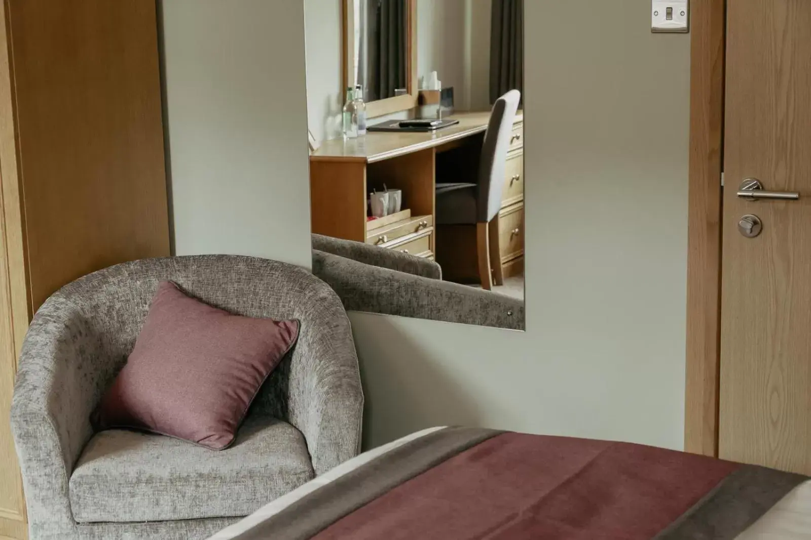 Bed, Seating Area in St. Davids Cross Hotel