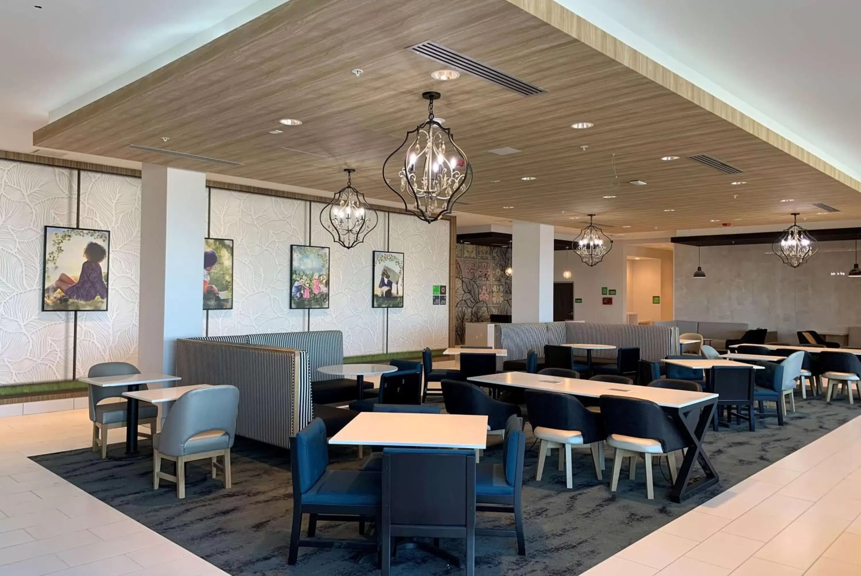 Lobby or reception, Restaurant/Places to Eat in La Quinta Inn & Suites by Wyndham Maricopa Copper Sky