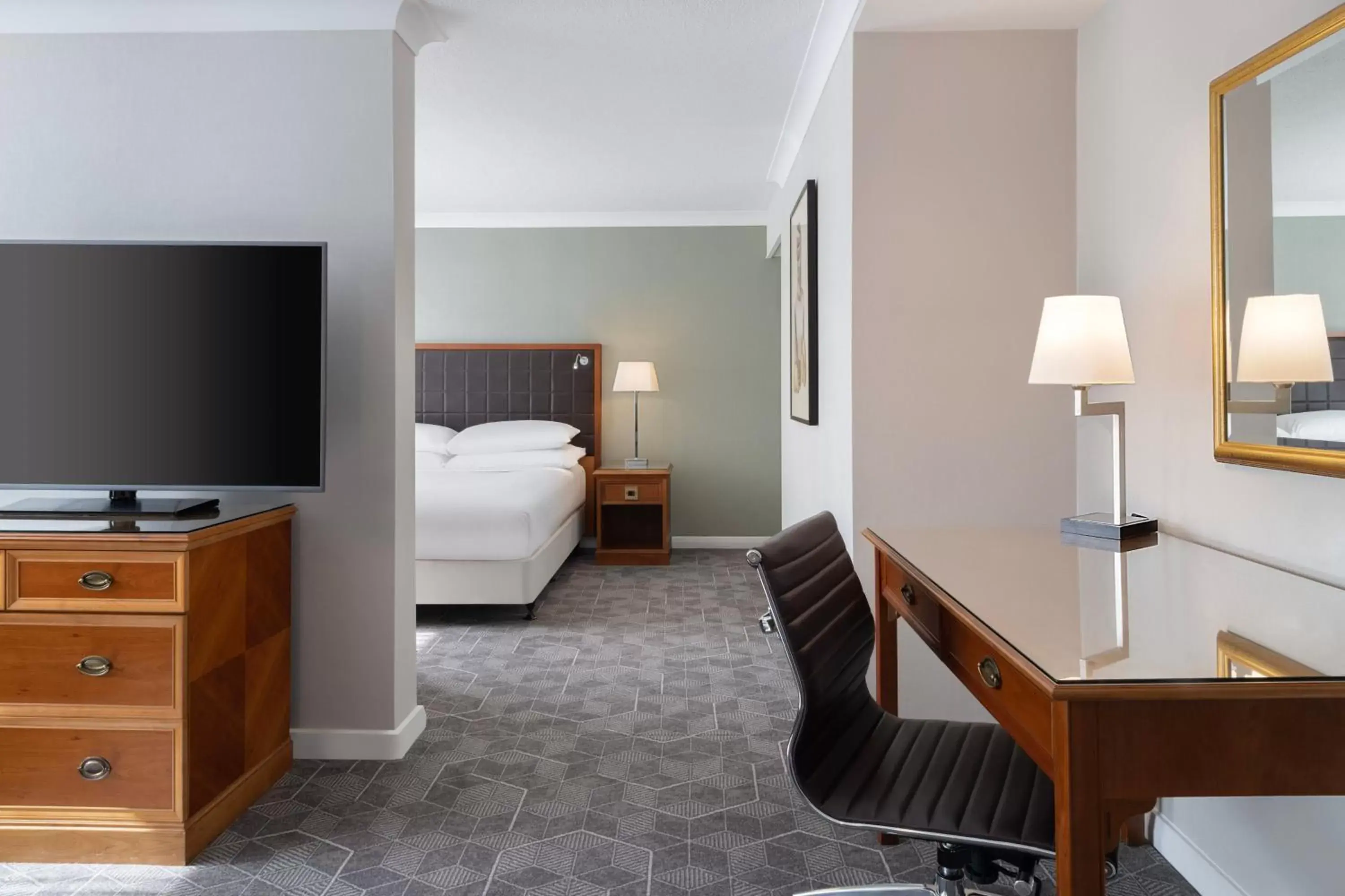 Photo of the whole room, TV/Entertainment Center in Delta Hotels by Marriott Heathrow Windsor