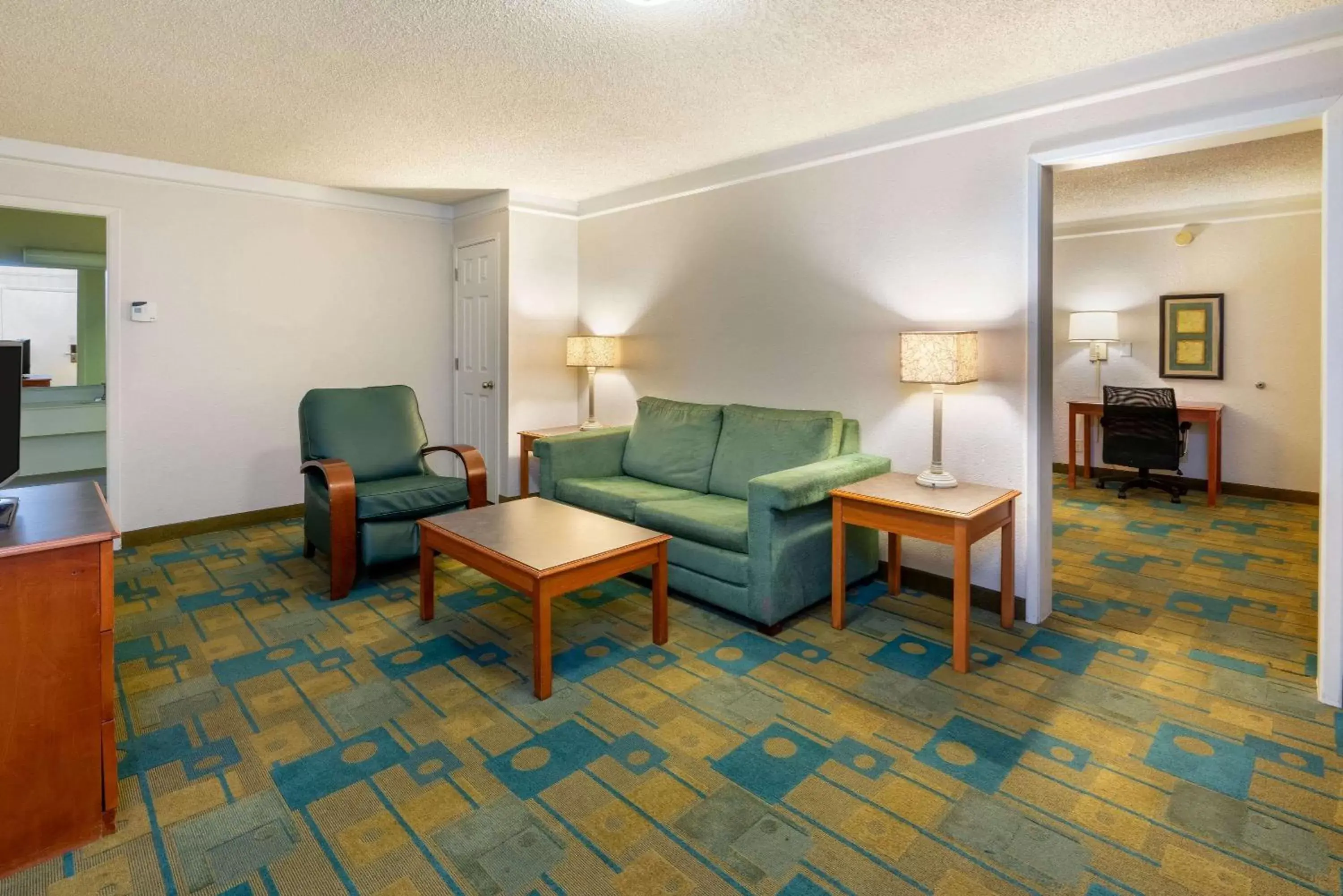 Photo of the whole room, Seating Area in La Quinta Inn by Wyndham Phoenix North