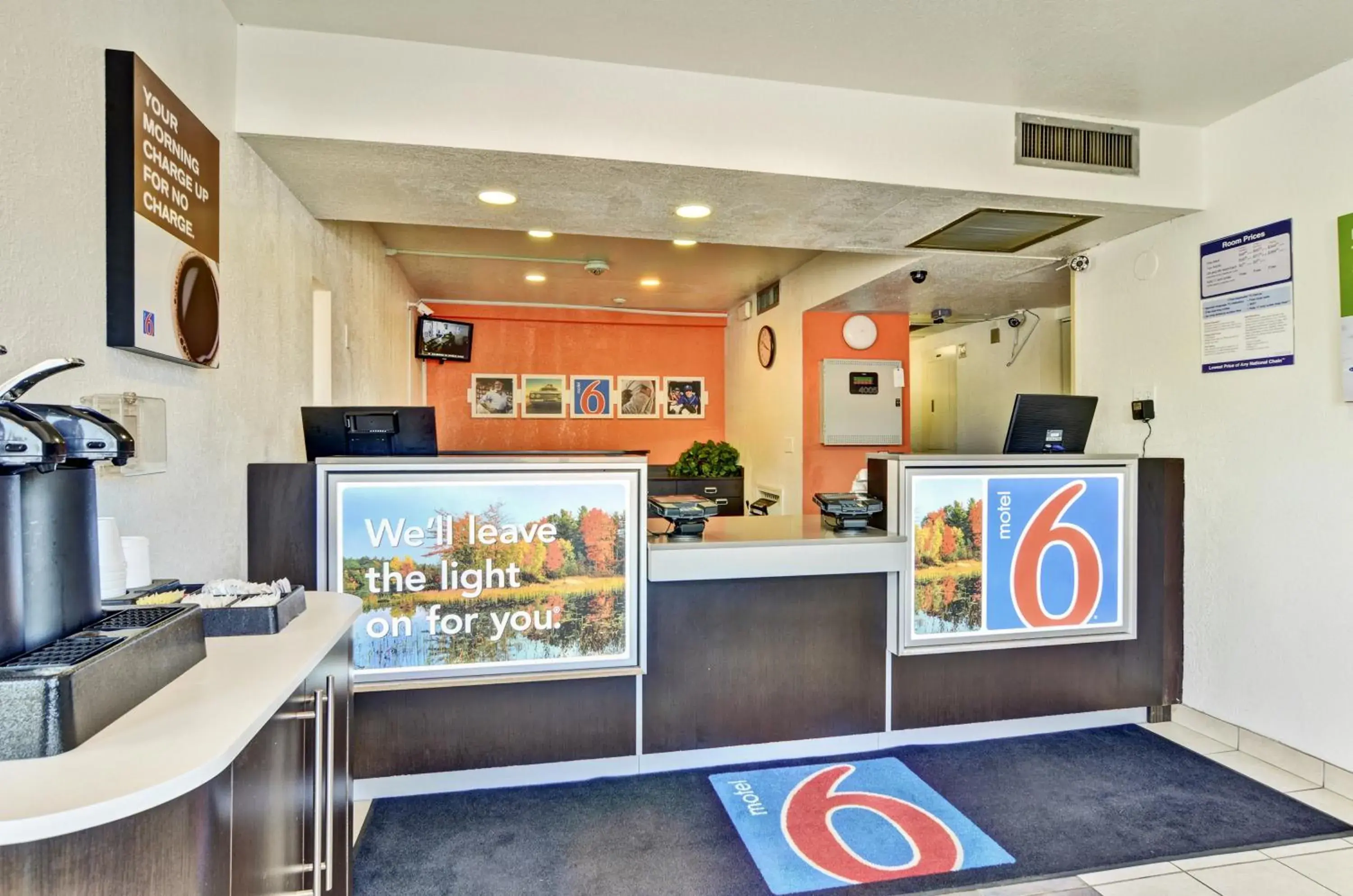 Lobby or reception, Lobby/Reception in Motel 6-Pittsburgh, PA - Crafton