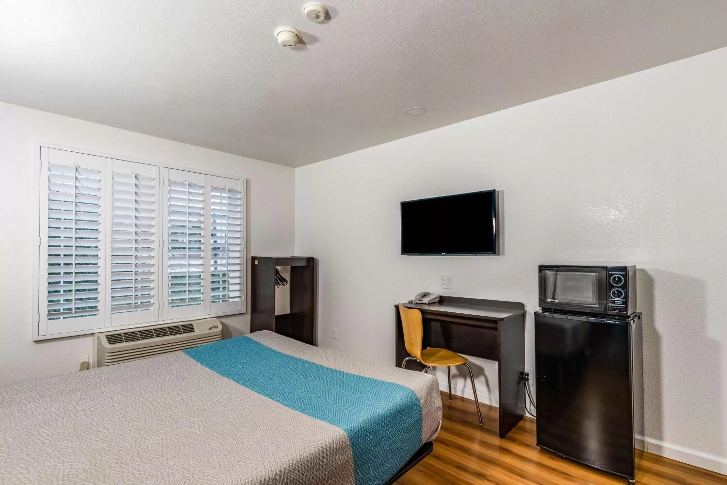 TV and multimedia, Bed in Motel 6-Fountain Valley, CA - Huntington Beach Area