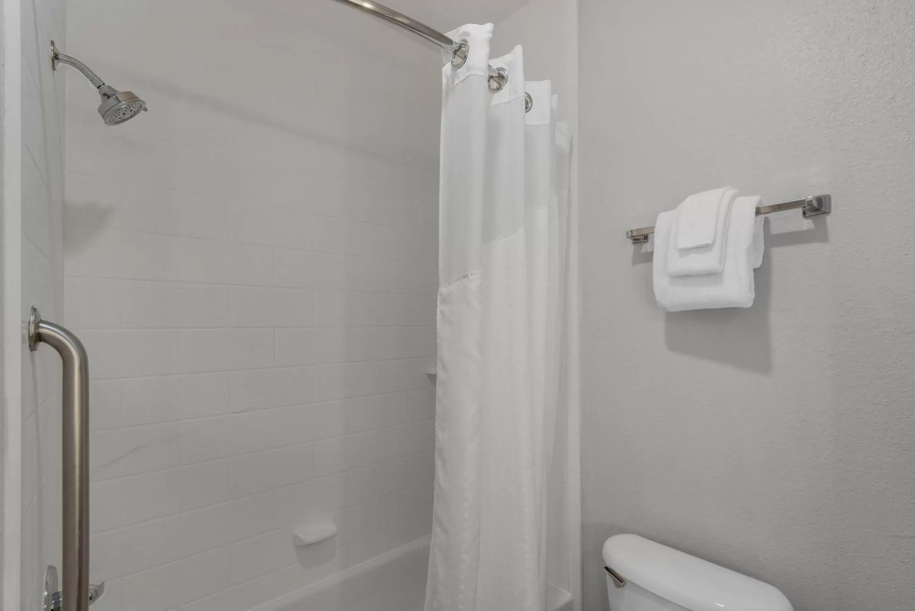 Shower, Bathroom in Holiday Inn Express Destin E - Commons Mall Area, an IHG Hotel