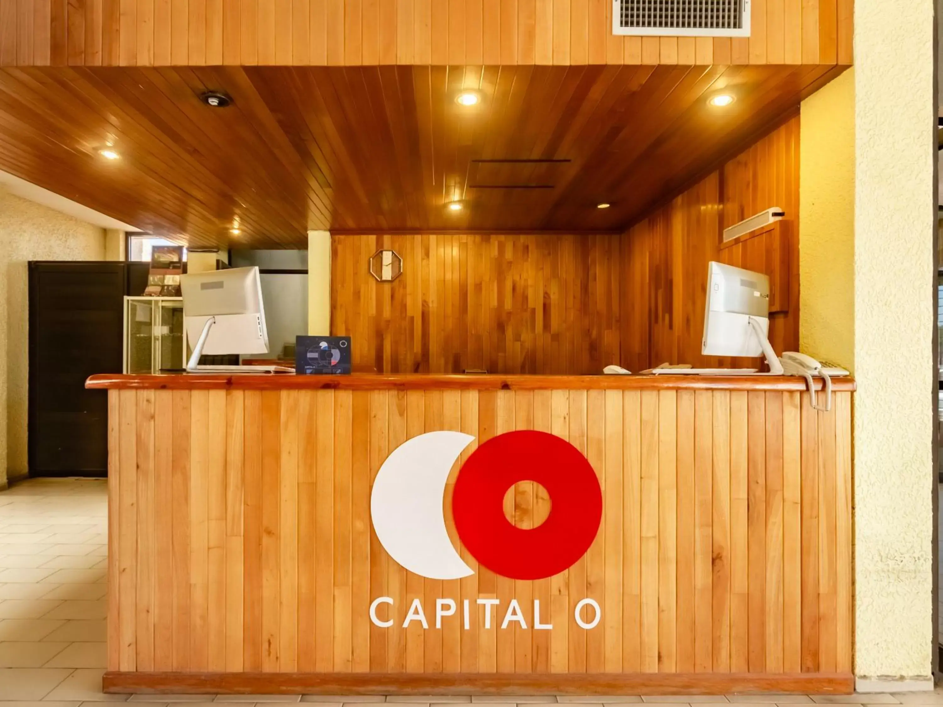 Lobby or reception in Capital O Mansión los Arcos, San Luis Potosí