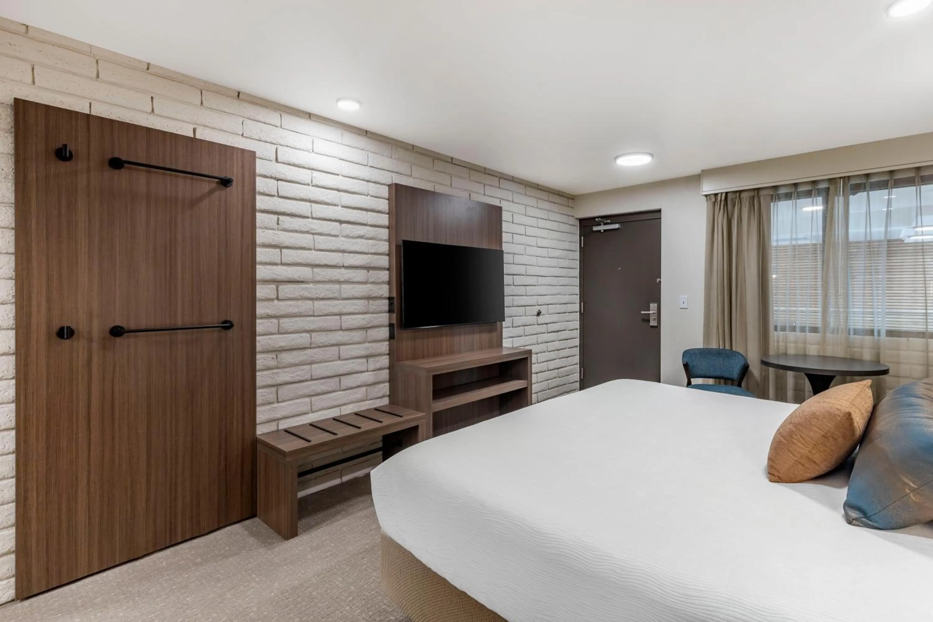 Photo of the whole room, Bed in The Gibson Hotel Great Falls, an Ascend Collection Hotel