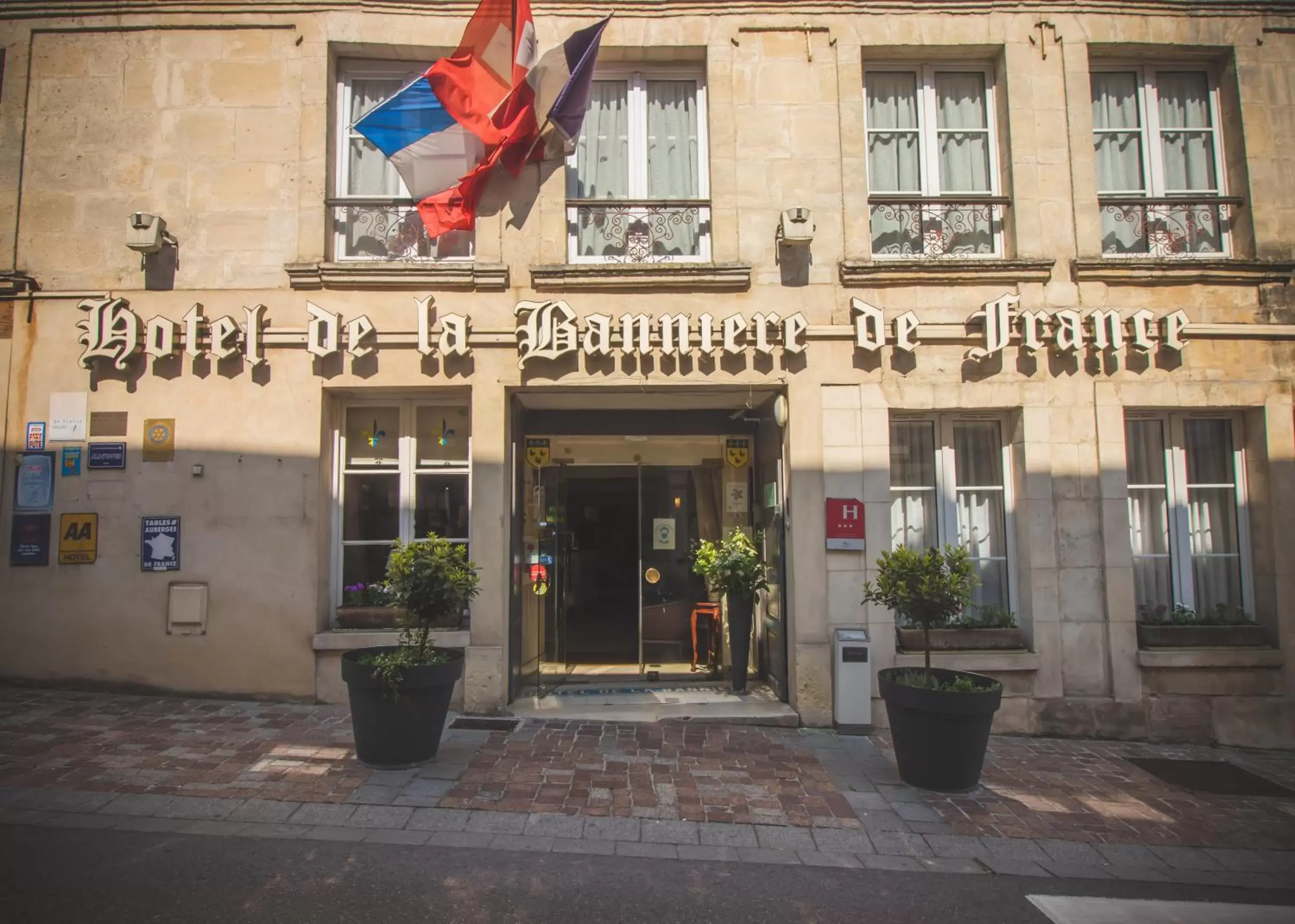 Facade/entrance in Hôtel De La Banniere De France