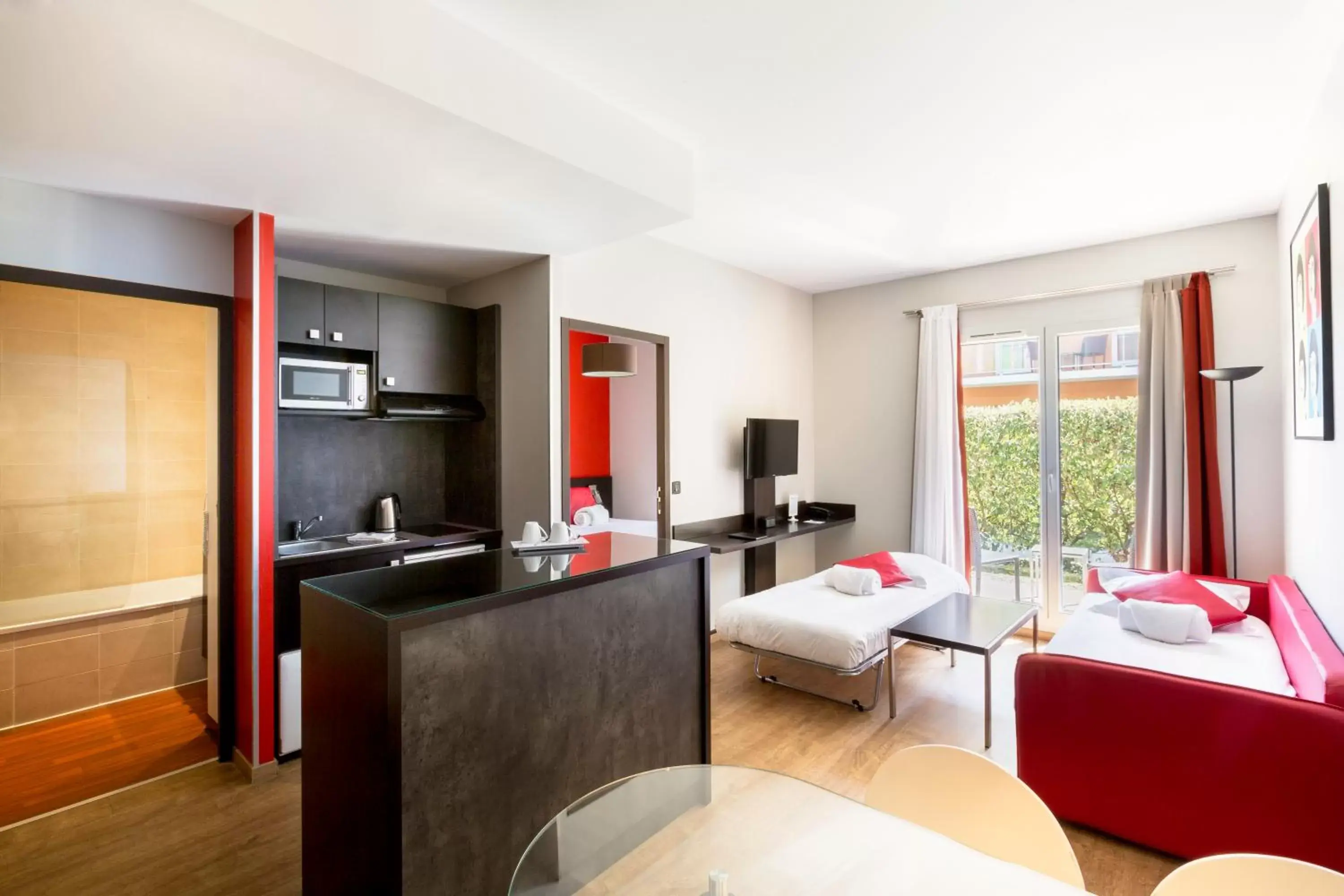 Bedroom, Kitchen/Kitchenette in Best Western Park Hotel Geneve-Thoiry