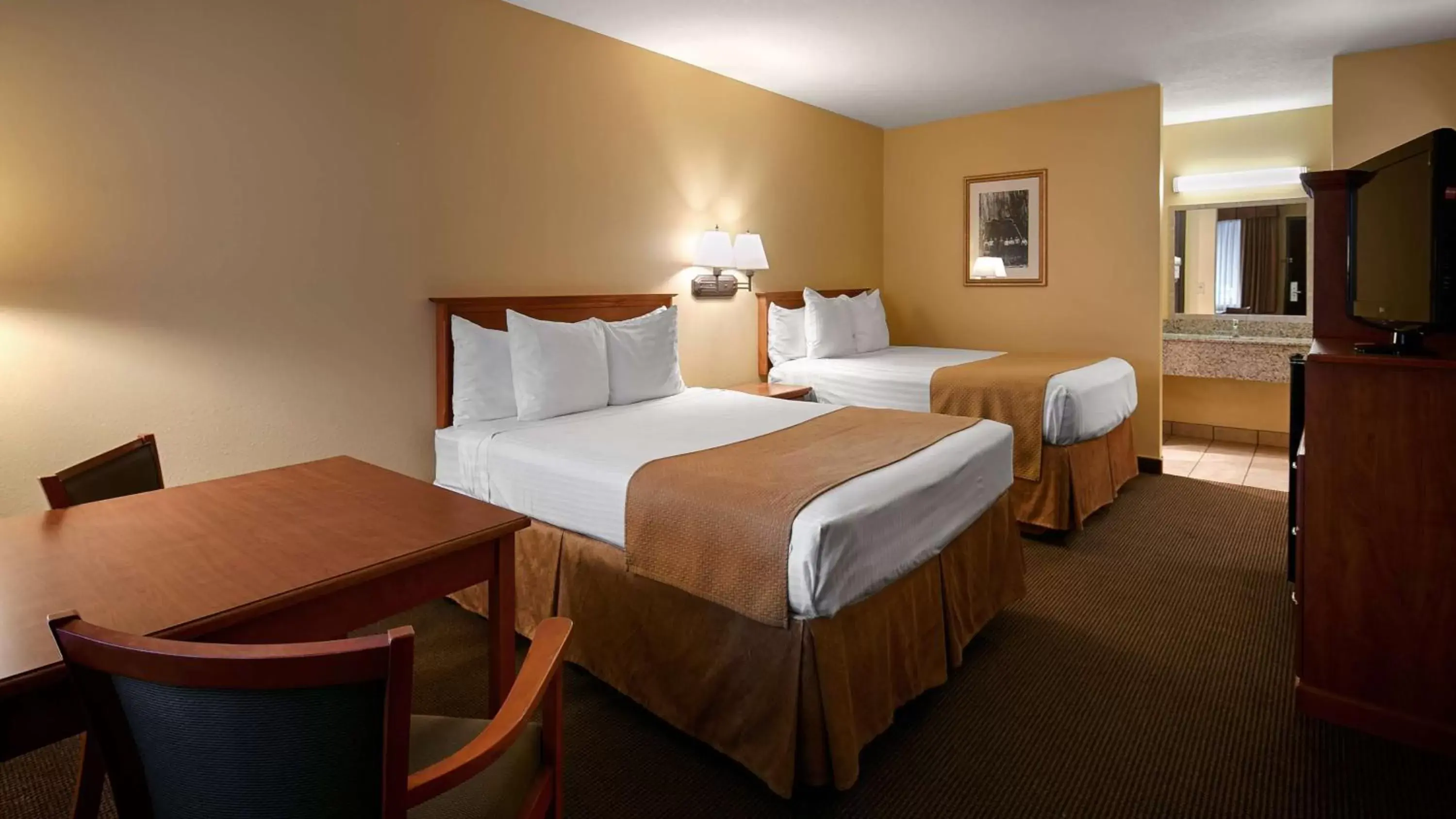 Photo of the whole room, Bed in Oakridge Inn & Suites