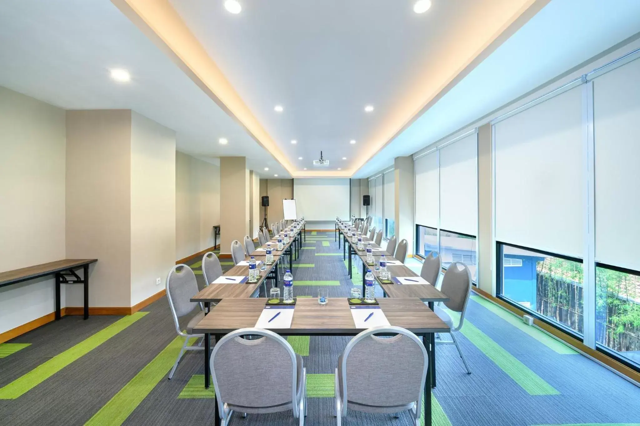 Meeting/conference room in Holiday Inn Express Jakarta Matraman, an IHG Hotel