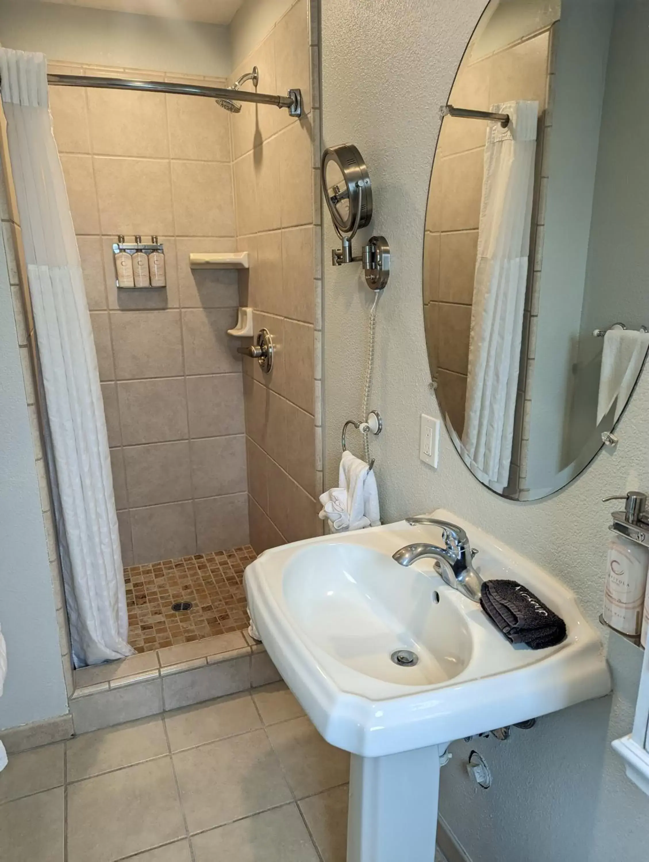 Shower, Bathroom in Capitola Hotel