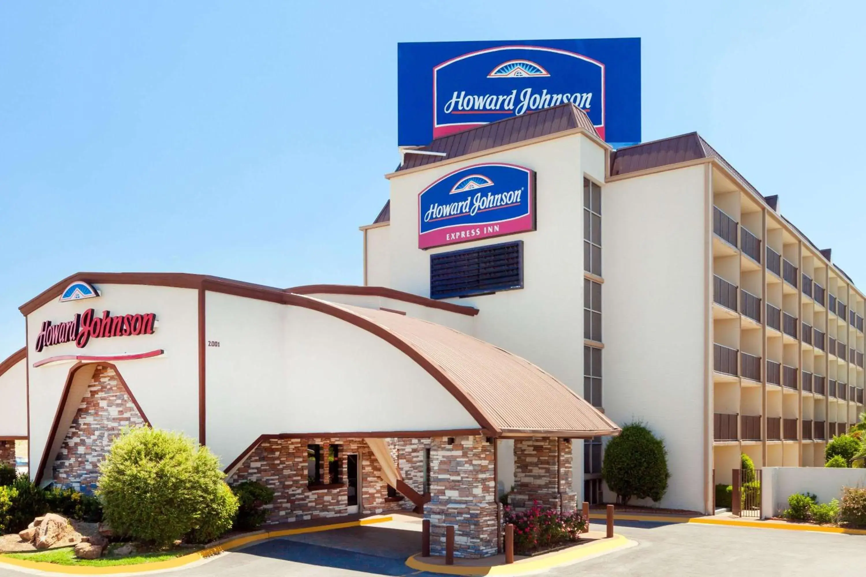 Property building in Howard Johnson by Wyndham Arlington Ballpark / Six Flags