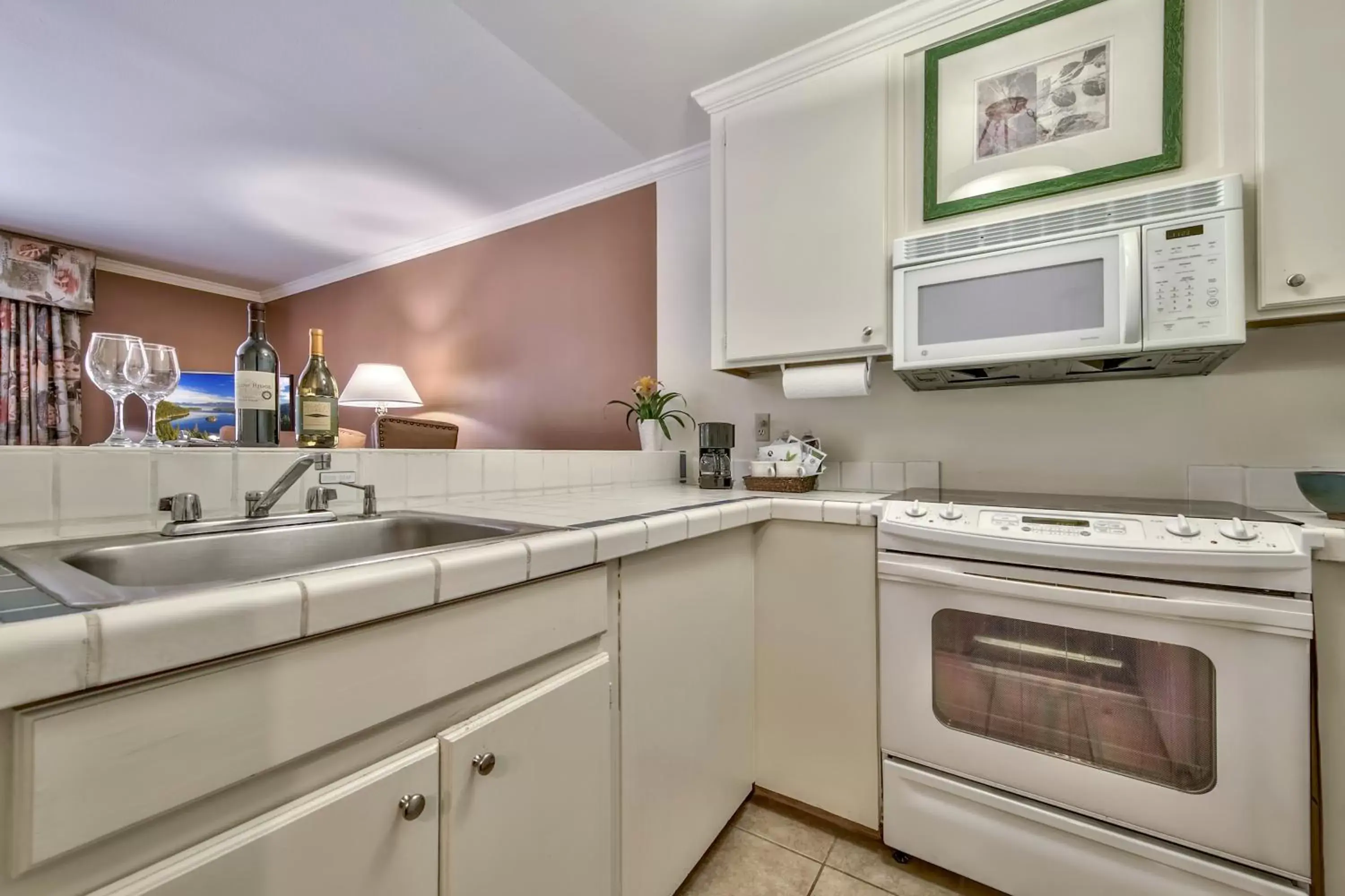 Kitchen or kitchenette, Kitchen/Kitchenette in Forest Suites Resort at the Heavenly Village