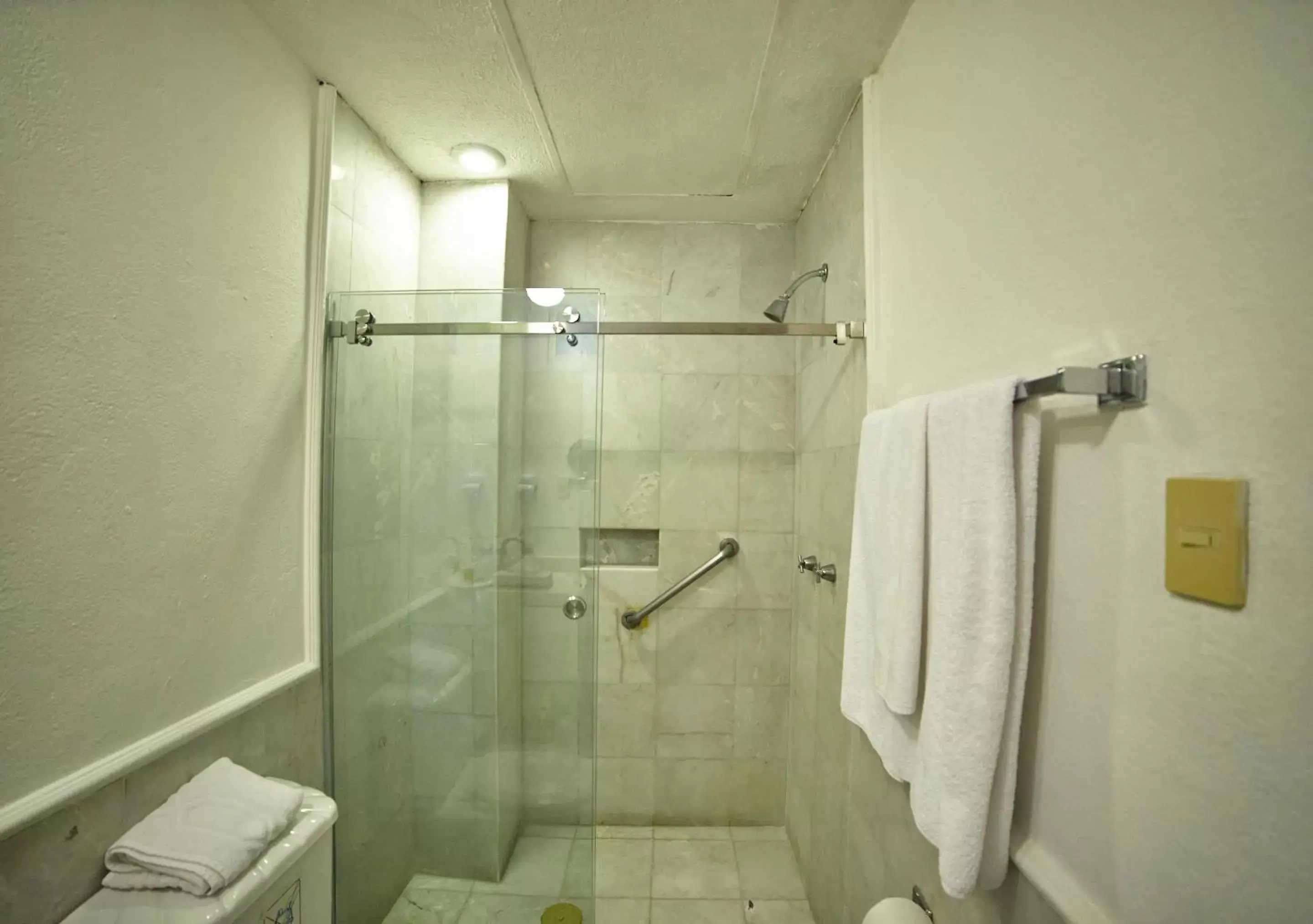 Bathroom in Hotel Francis Drake