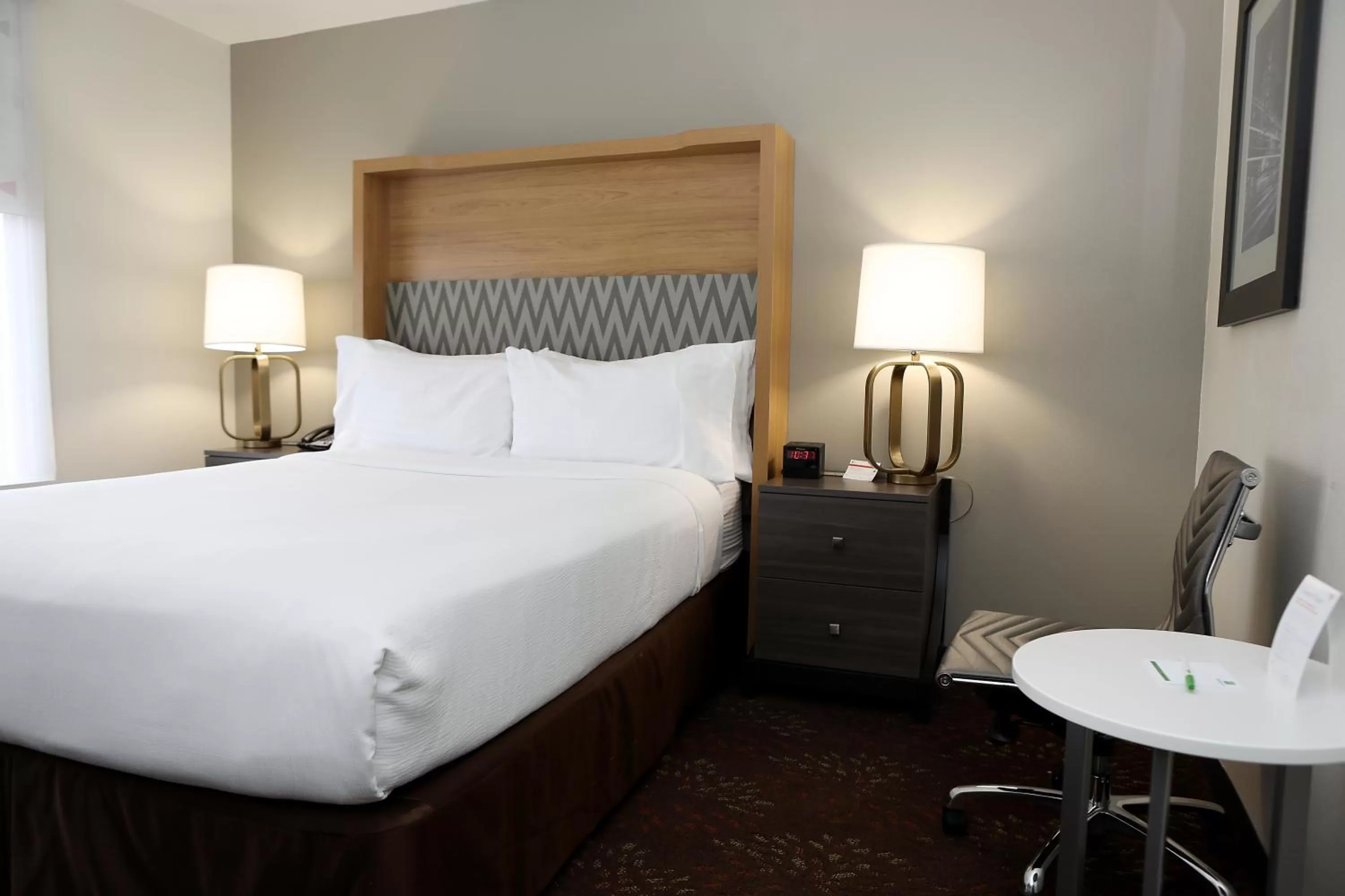 Photo of the whole room, Bed in Holiday Inn O'Hare Area by IHG