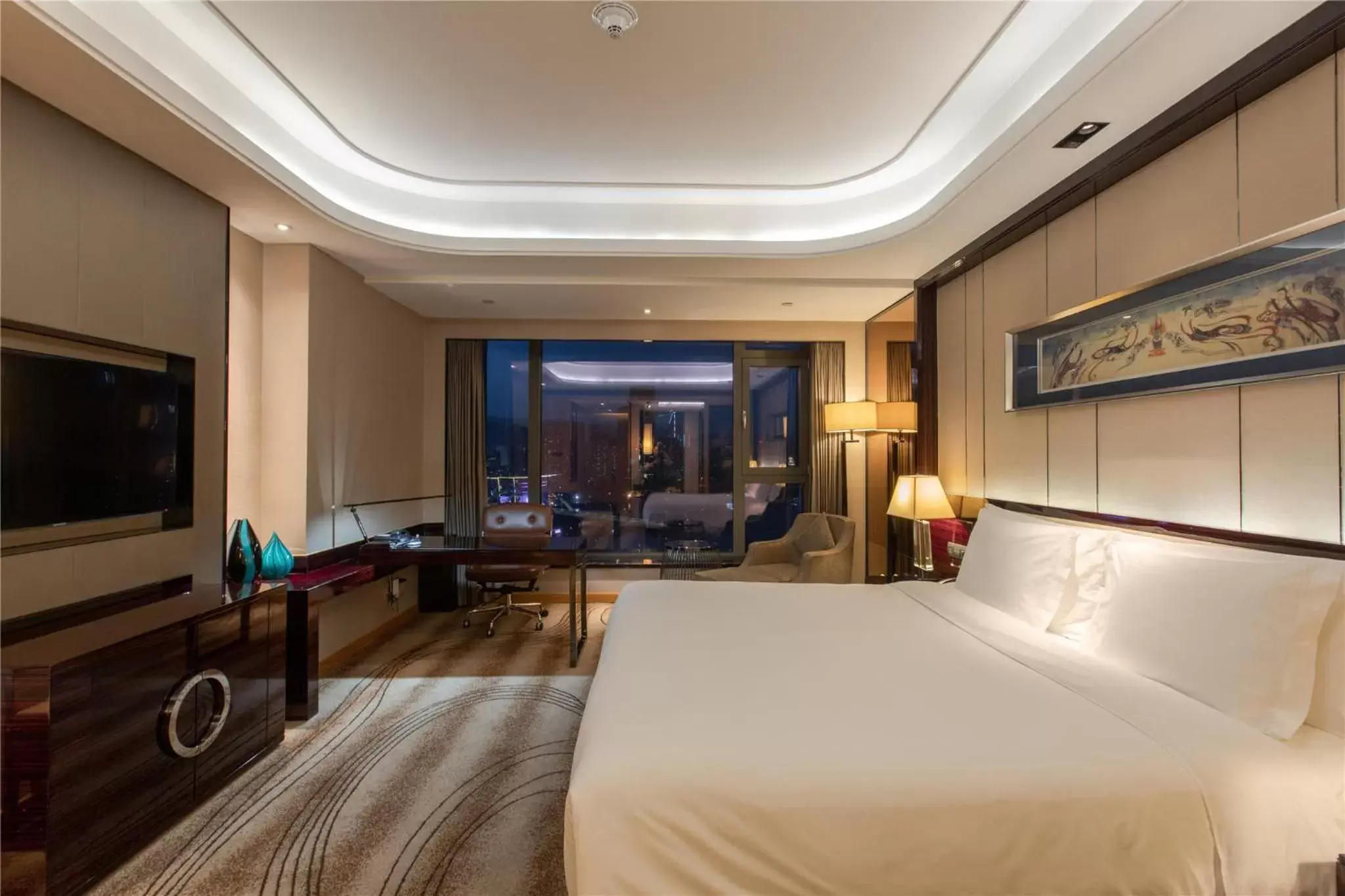 Bed in Crowne Plaza Hotel Lanzhou, an IHG Hotel
