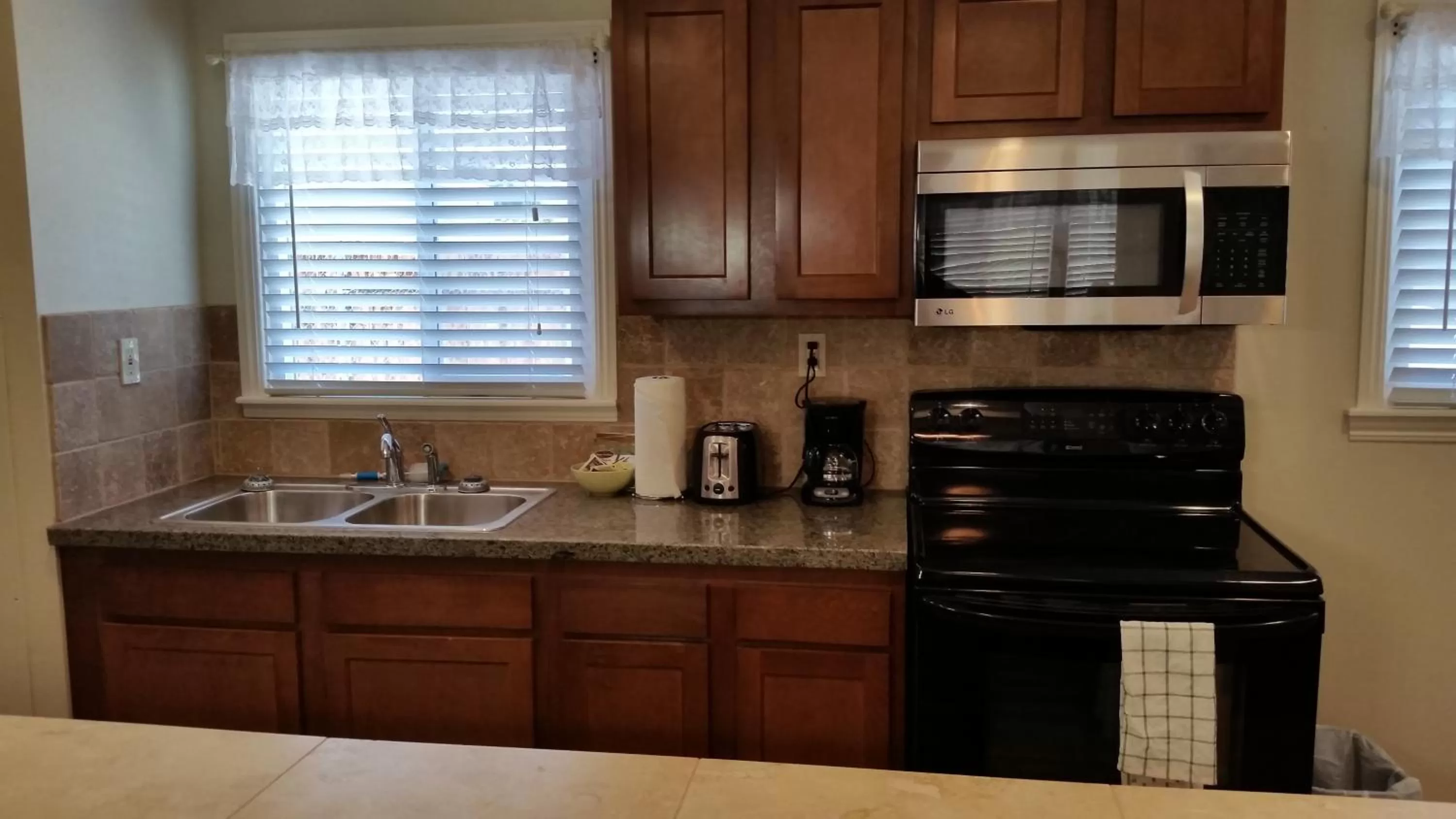 Kitchen or kitchenette in Trees Motel